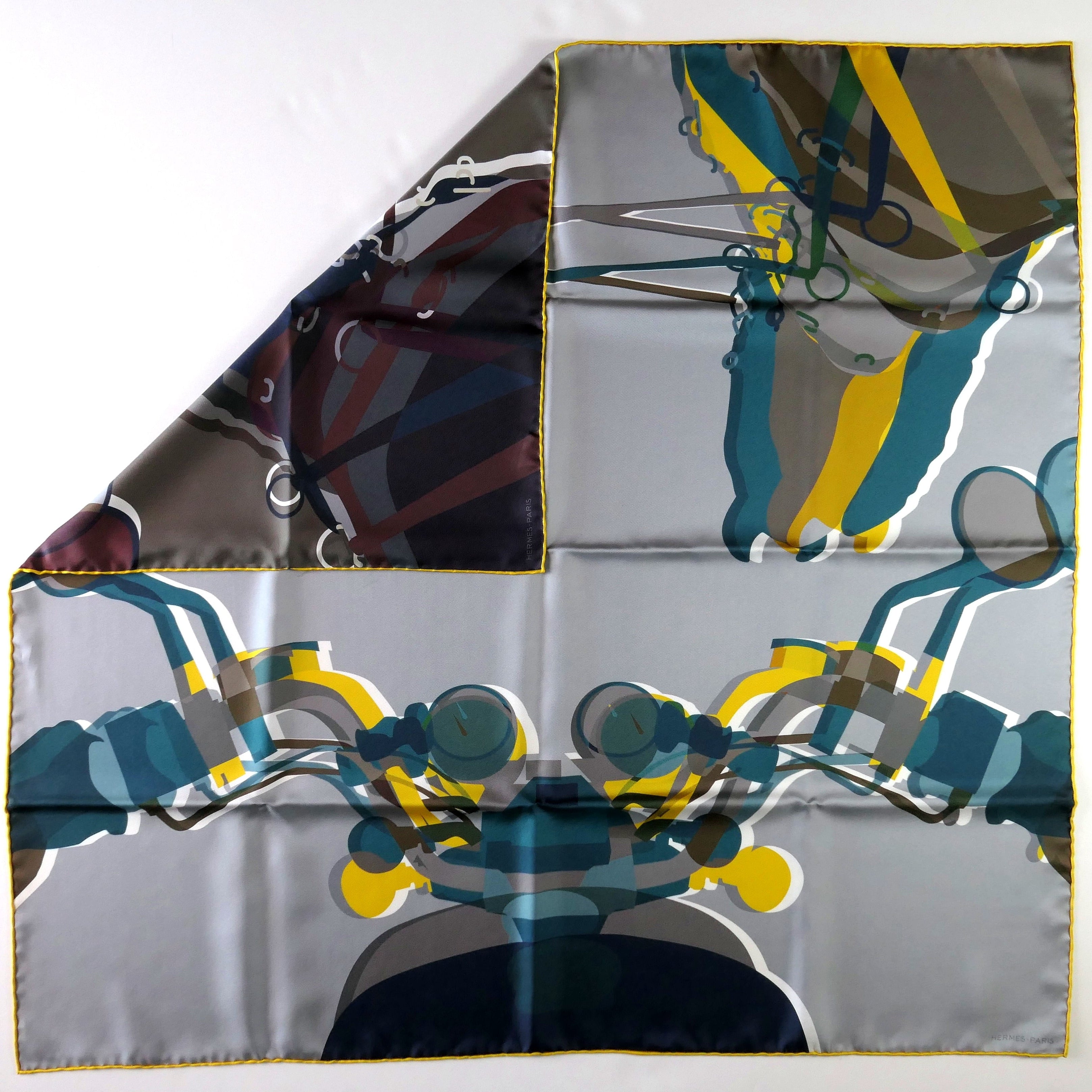 Carré Hermès Drive Me Crazy de Yoni Alter, 90 cm soie, pliage qui révèle les deux faces