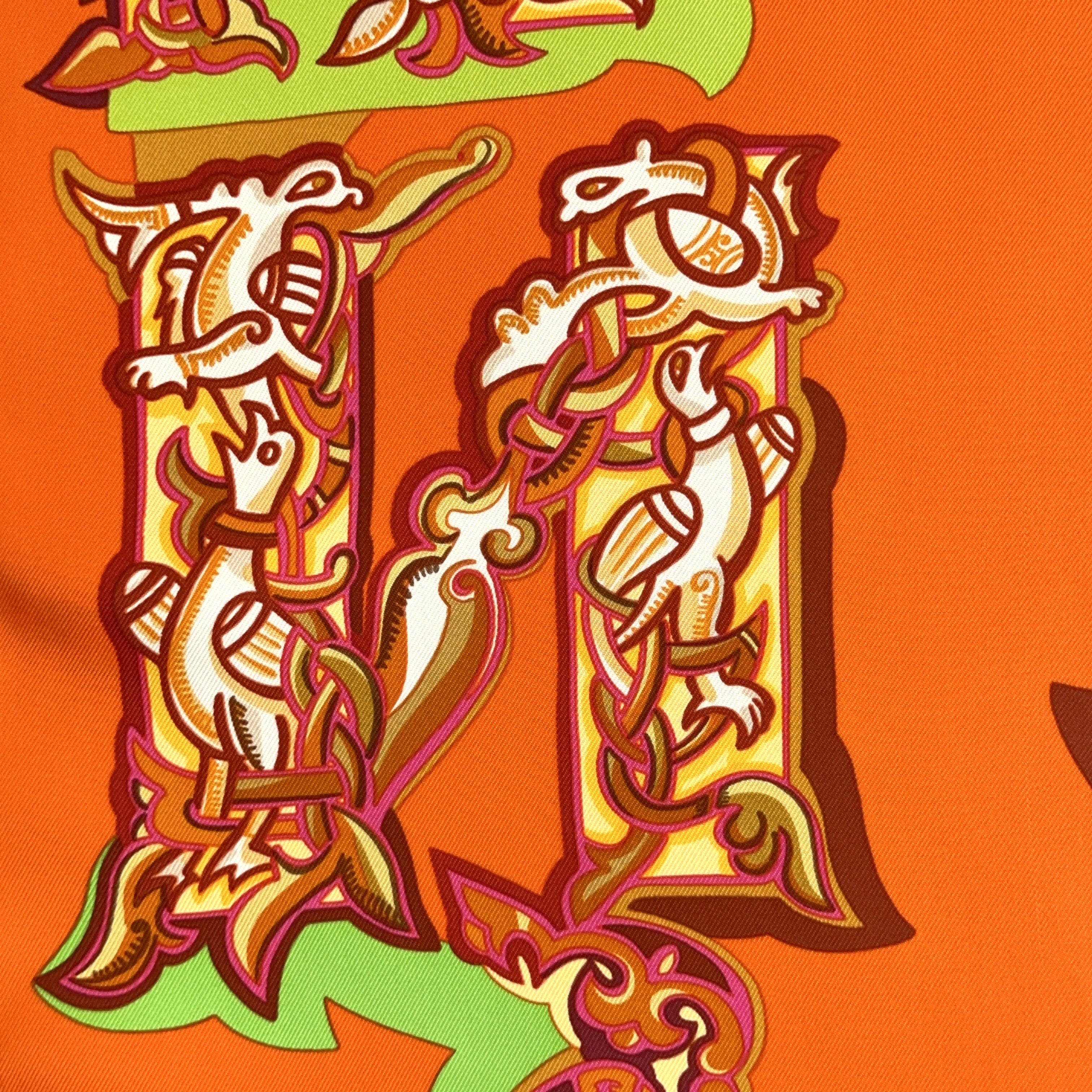 Carré Hermès Alphabet Russe d'Evgenia Miroshnichenko, 90 cm soie, détail lettres médiévales enluminées