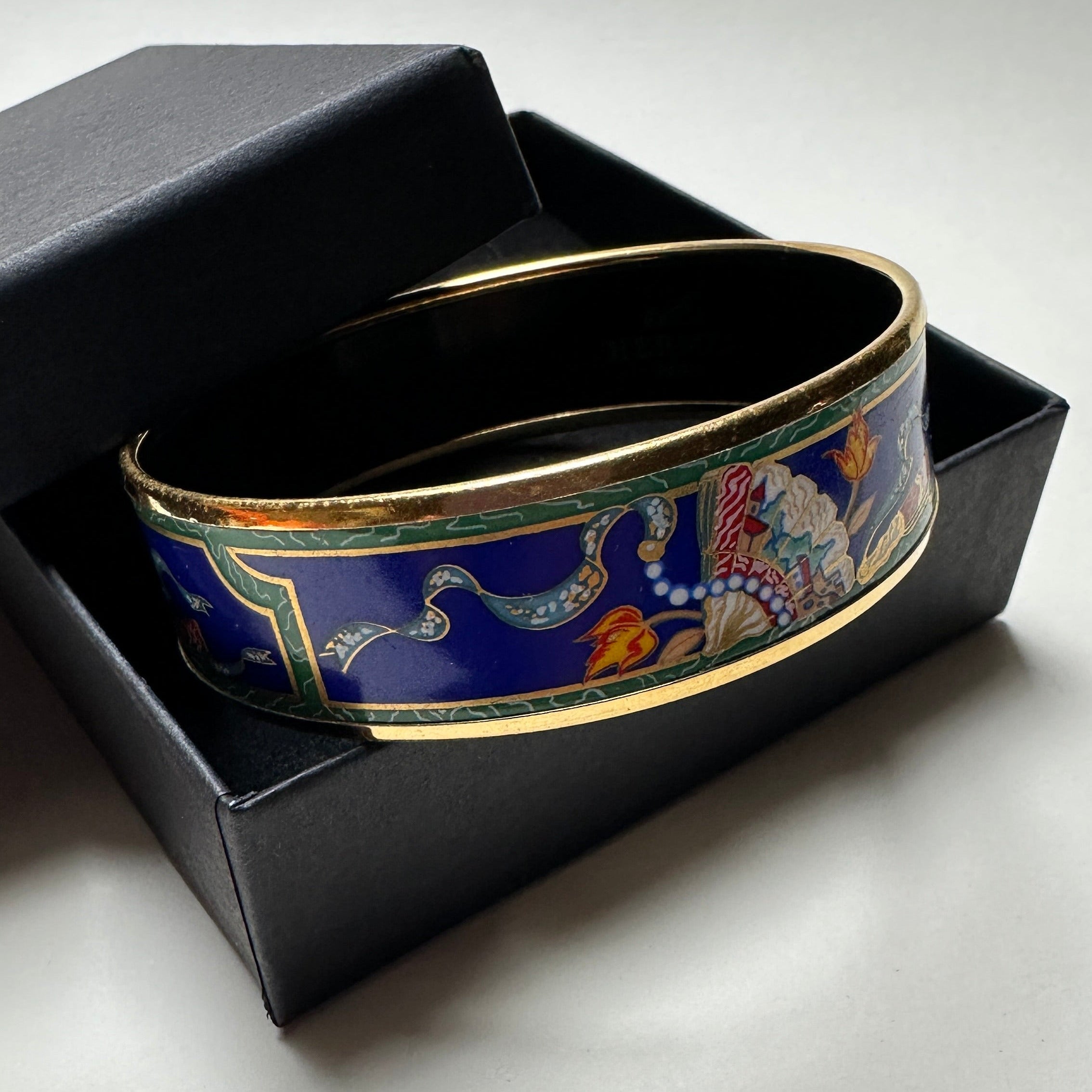 Manchette large Hermès vintage émail bleu roi avec motif baroque éventails et perles, finition doré jaune.