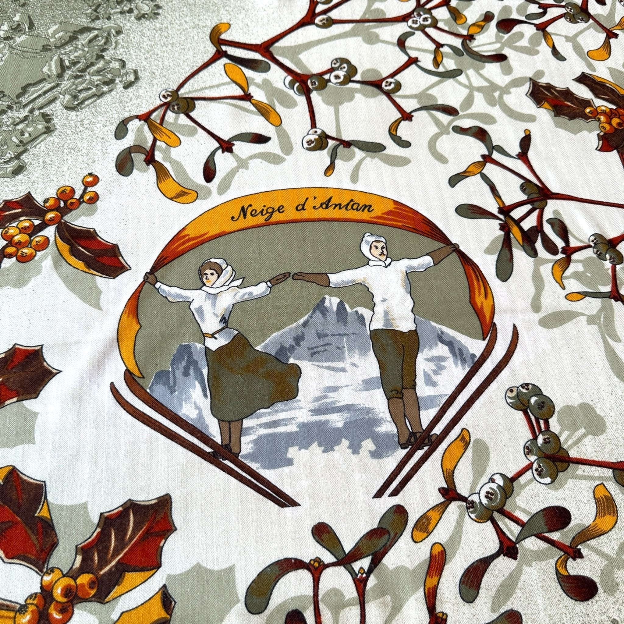 zoom sur le motif de patineurs au centre du foulard