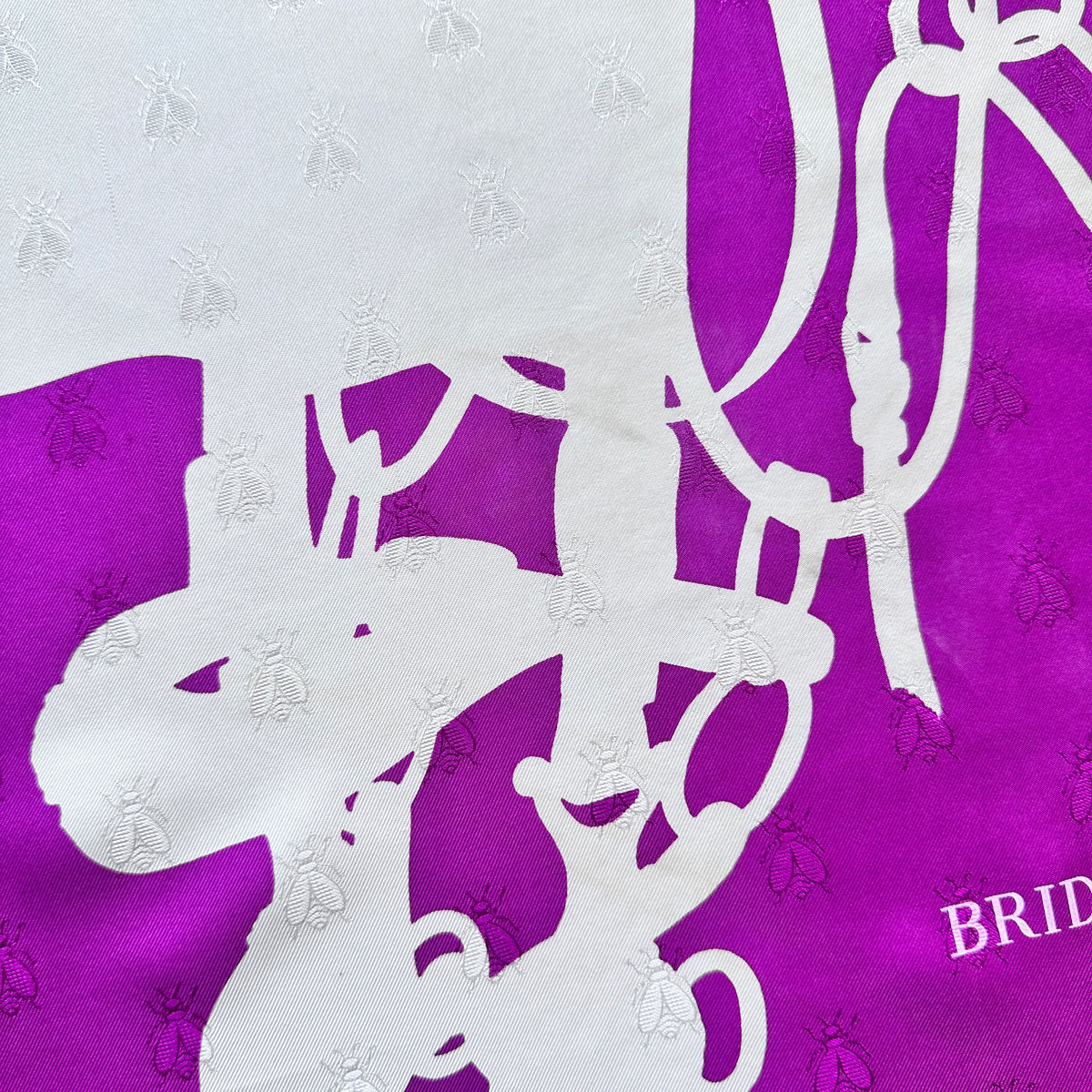 Carré Hermès Brides de Gala Tatouage 90 cm soie, détail des brides et légère tache à peine visible sur le fond violet