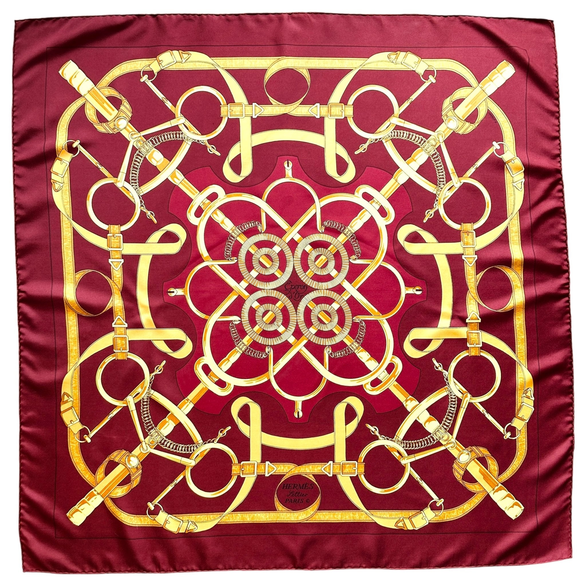 vue d'ensemble du foulard carré Hermès éperon d'or coloris aubergine et jaune