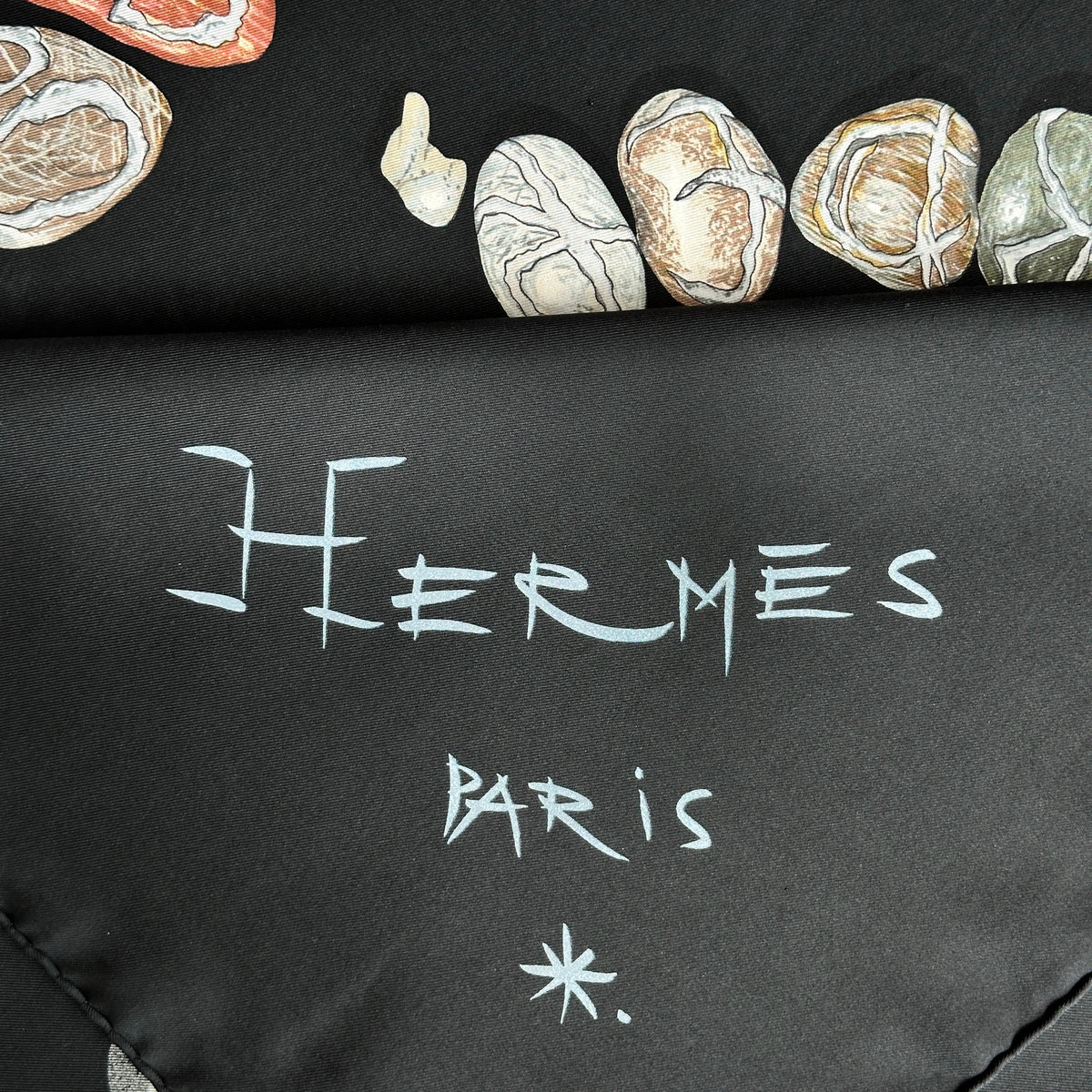 Carré Hermès Impose ta chance Valérie Dawlat-Dumoulin 90 cm soie, inscription manuscrite Hermès Paris
