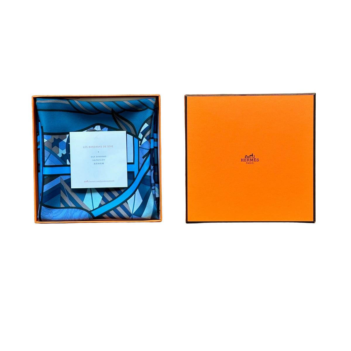 Carré Hermès Quadrige Costumé 70 cm soie bleu marine, plié dans sa boîte Hermès