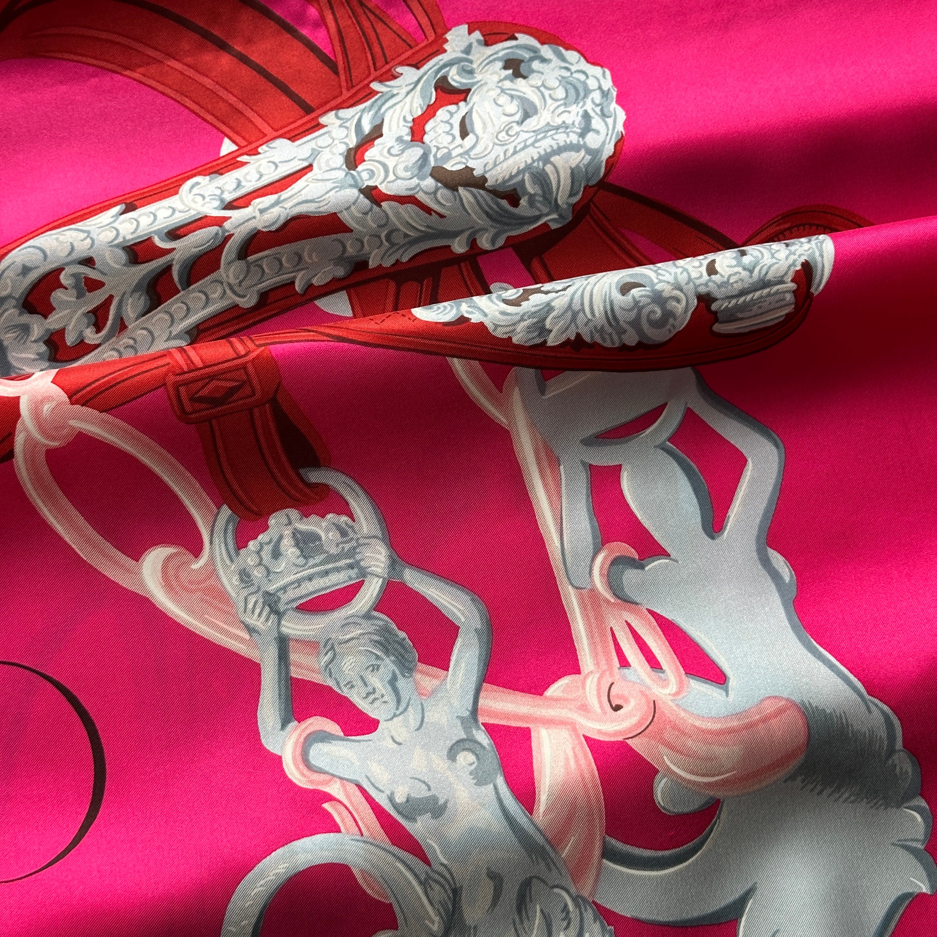 Détail équestre sur le châle Brides de Gala Hermès, couleur fuchsia.