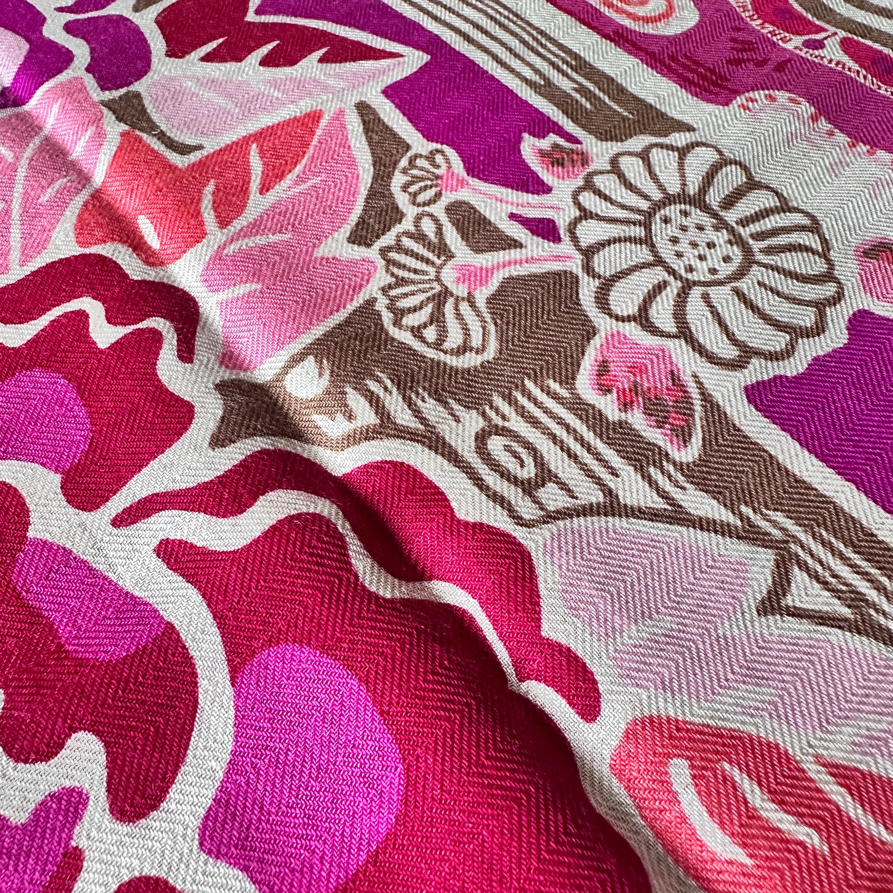 Gros plan sur les motifs floraux violets et roses du dessin Bingata