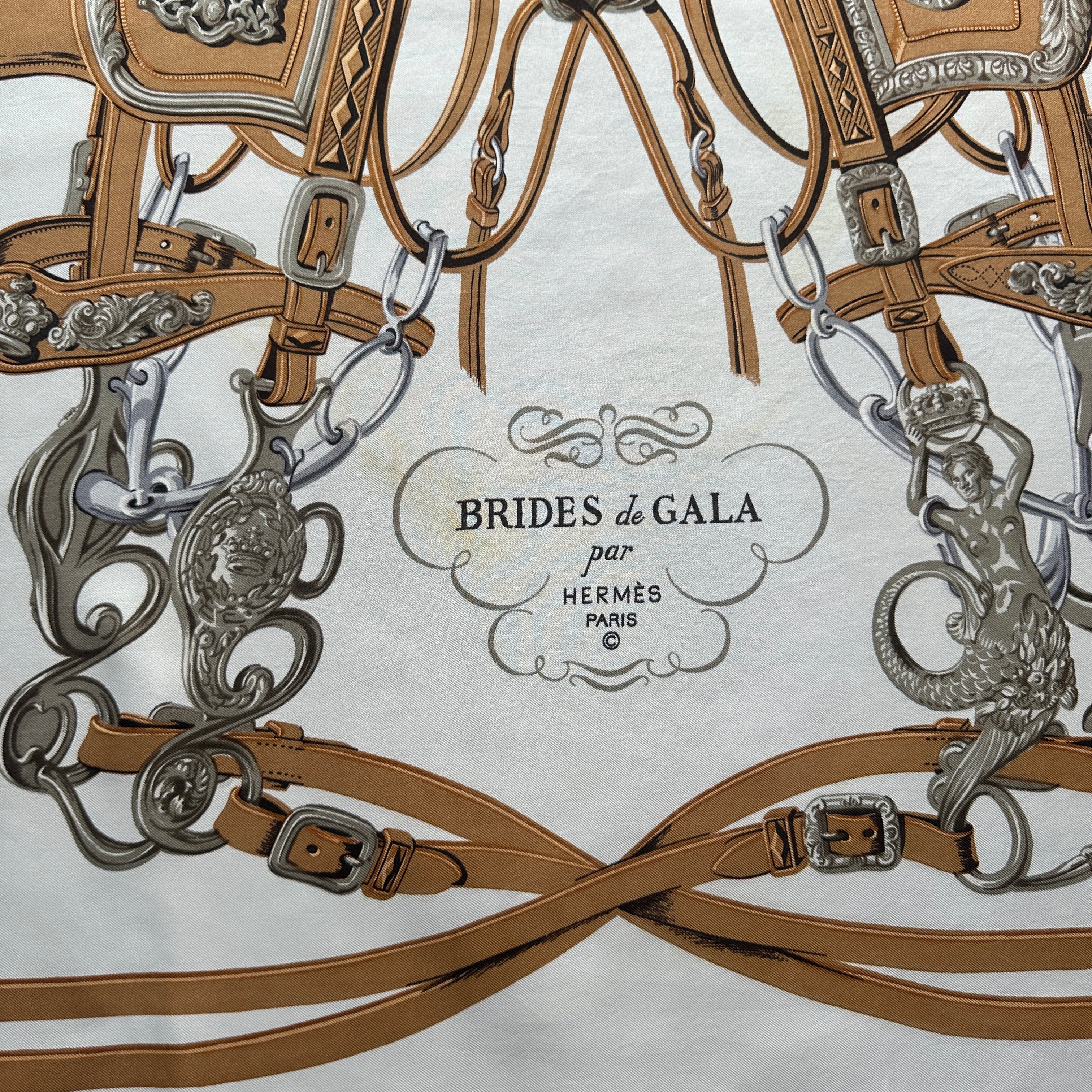 zoom sur le titre du foulard Hermès "Brides de gala", signature Hermès PAris et logo de copyright