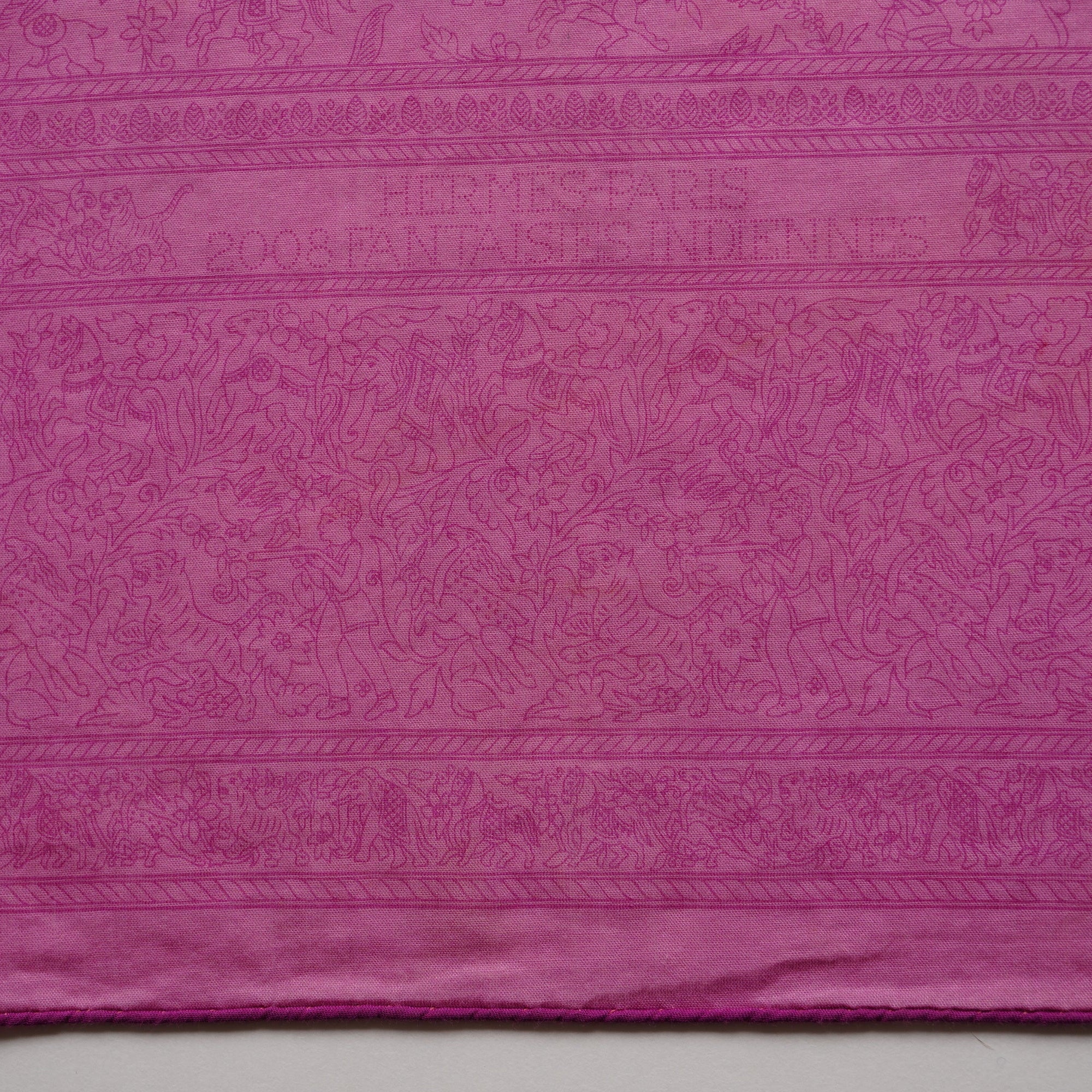 Zoom macro sur le nom du foulard "2008 Fantaisies indiennes" et la signature "HERMES PARIS"