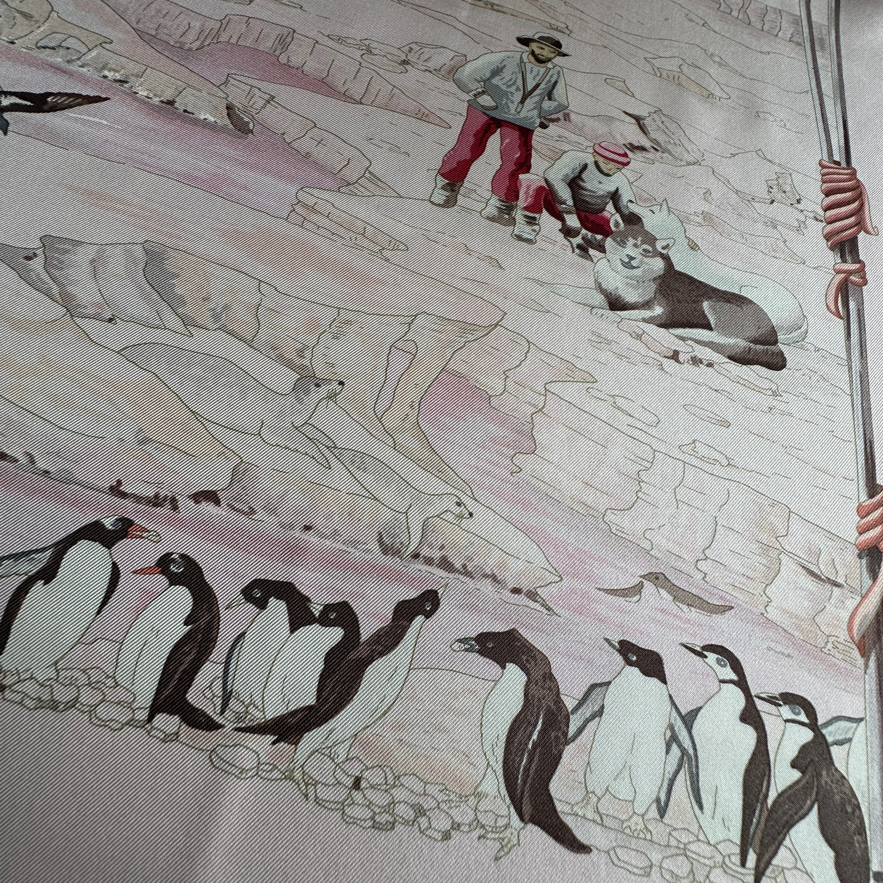 Vue du centre du foulard illustrant une crevasse de glace et la marche des manchots.