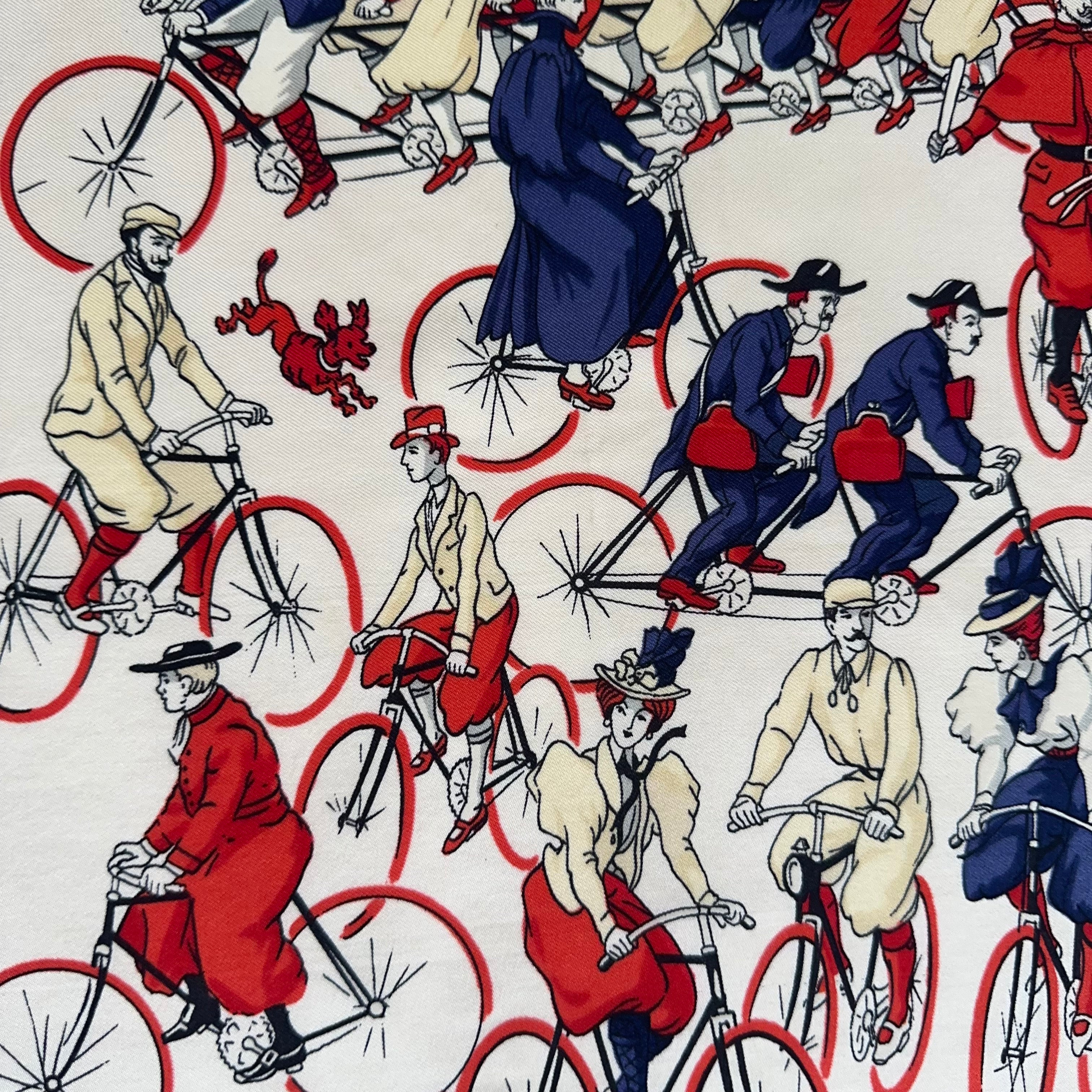 Gros plan sur le motif central : cyclistes de la Belle Époque, hommes et femmes en tandem et vélos anciens sur fond blanc.