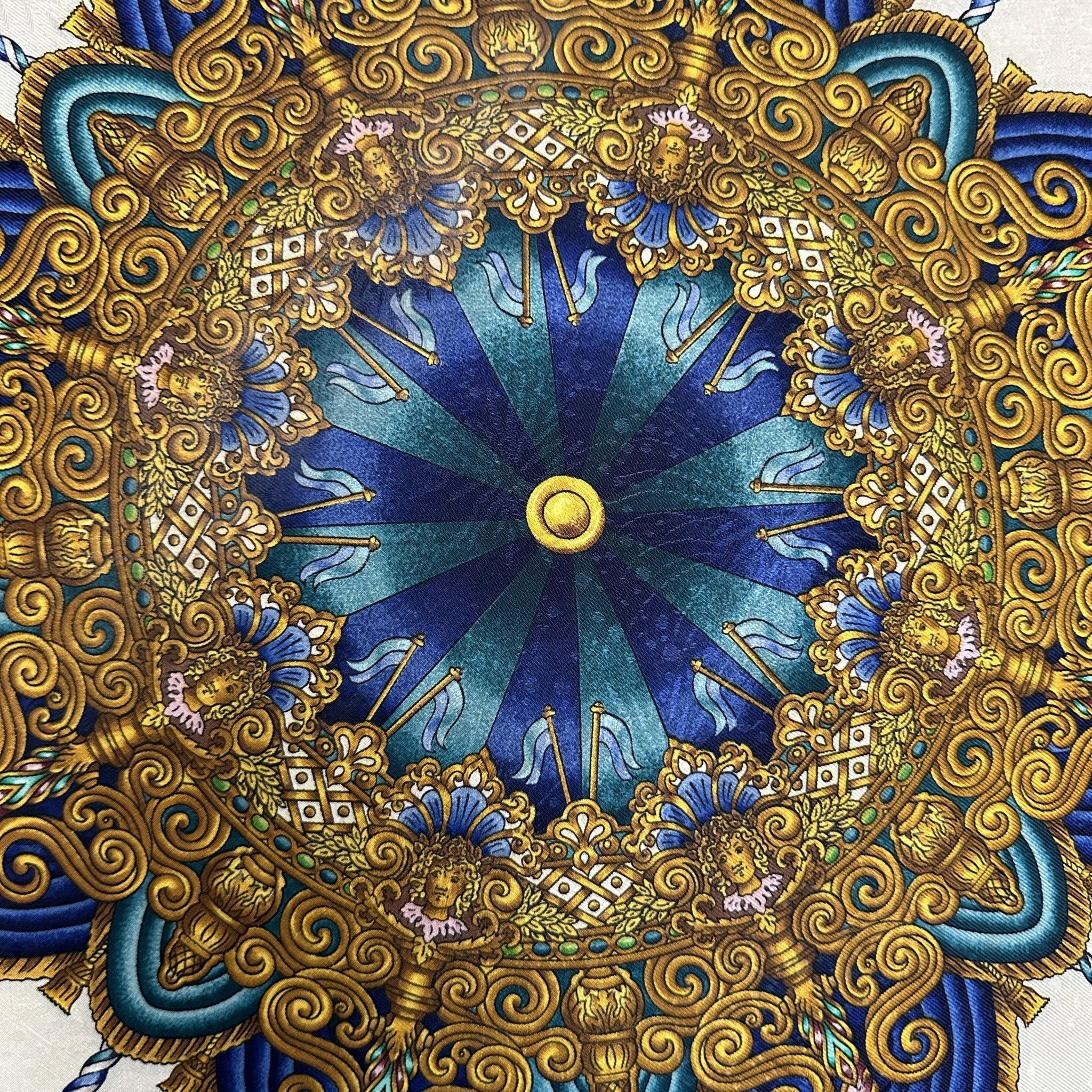 carre hermes lunapak toit du manege