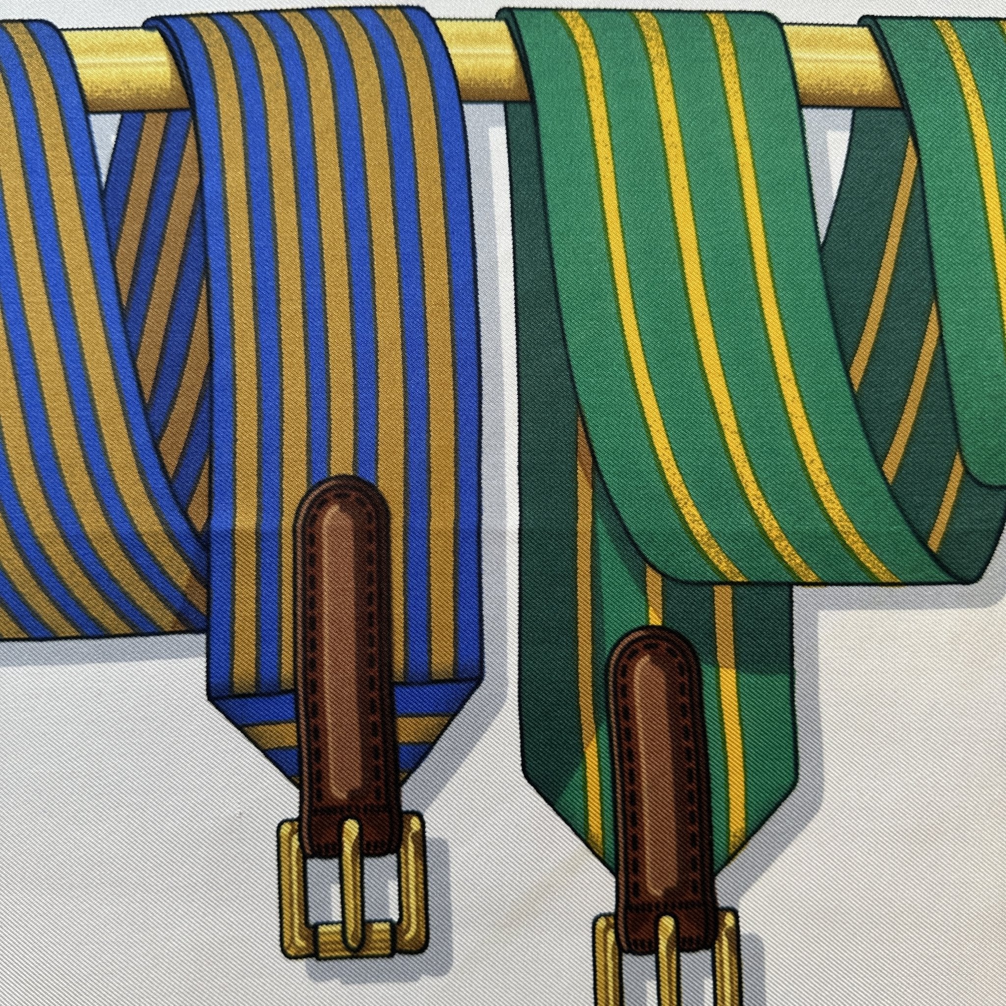 Gros plan sur l’entrecroisement des sangles vertes