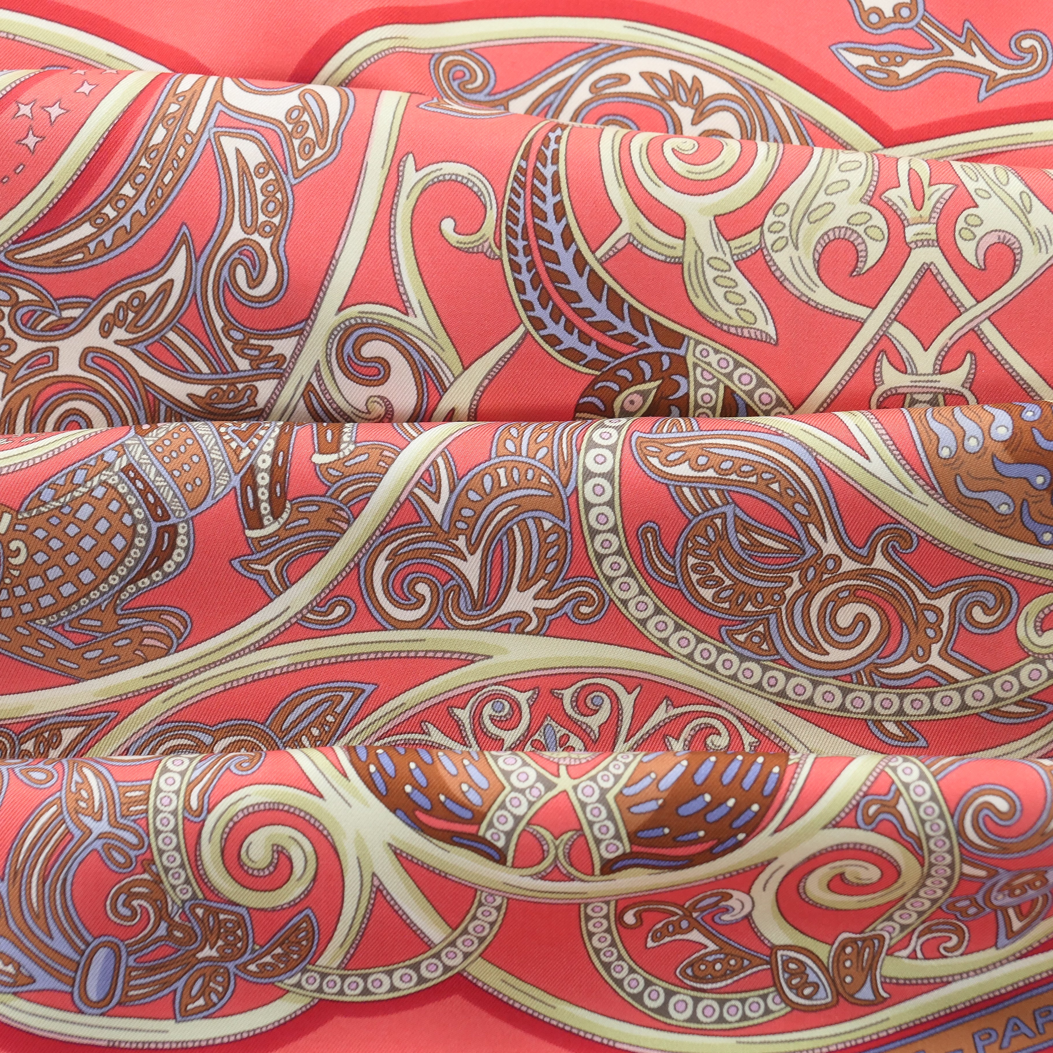 Gros plan sur la soie et les motifs jaune et bleu