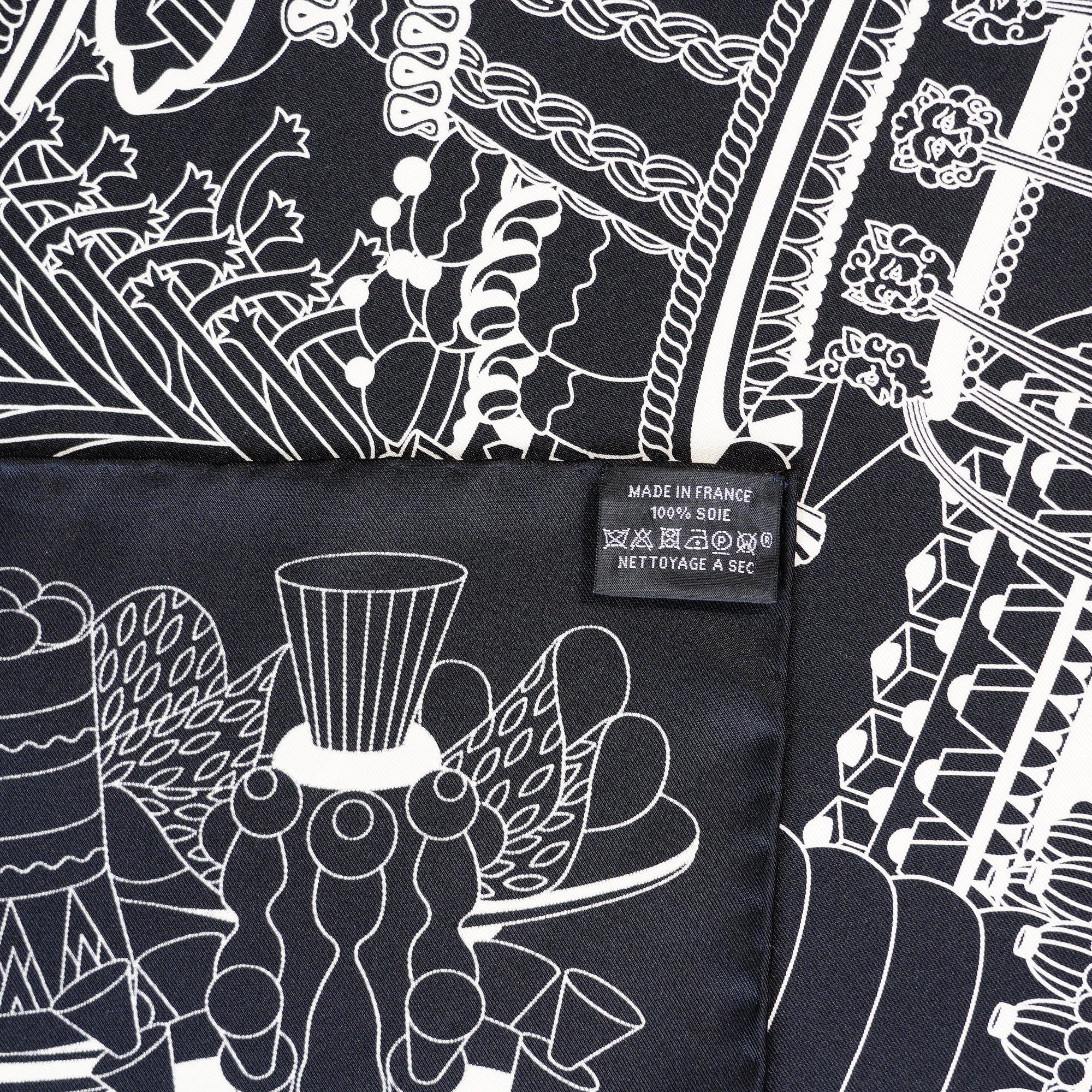 Roulotté à la main et étiquette de composition Hermès sur le carré en soie La Pâtisserie Française noir.