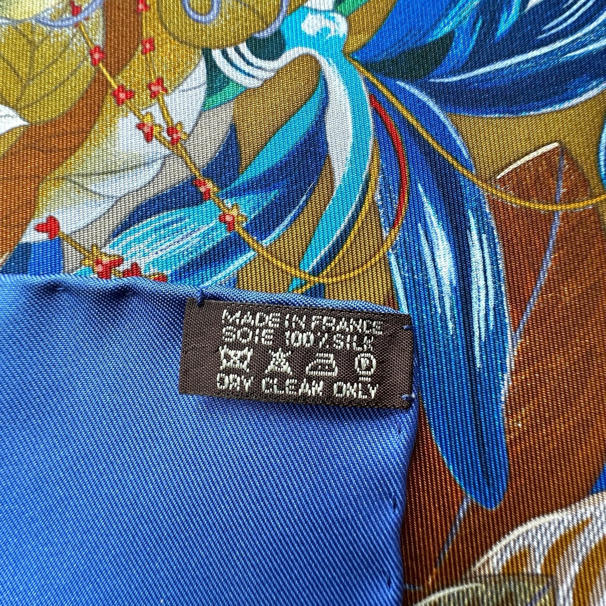 zoom sur étiquette de composition Carré Hermès Au Cœur de la Vie bleu