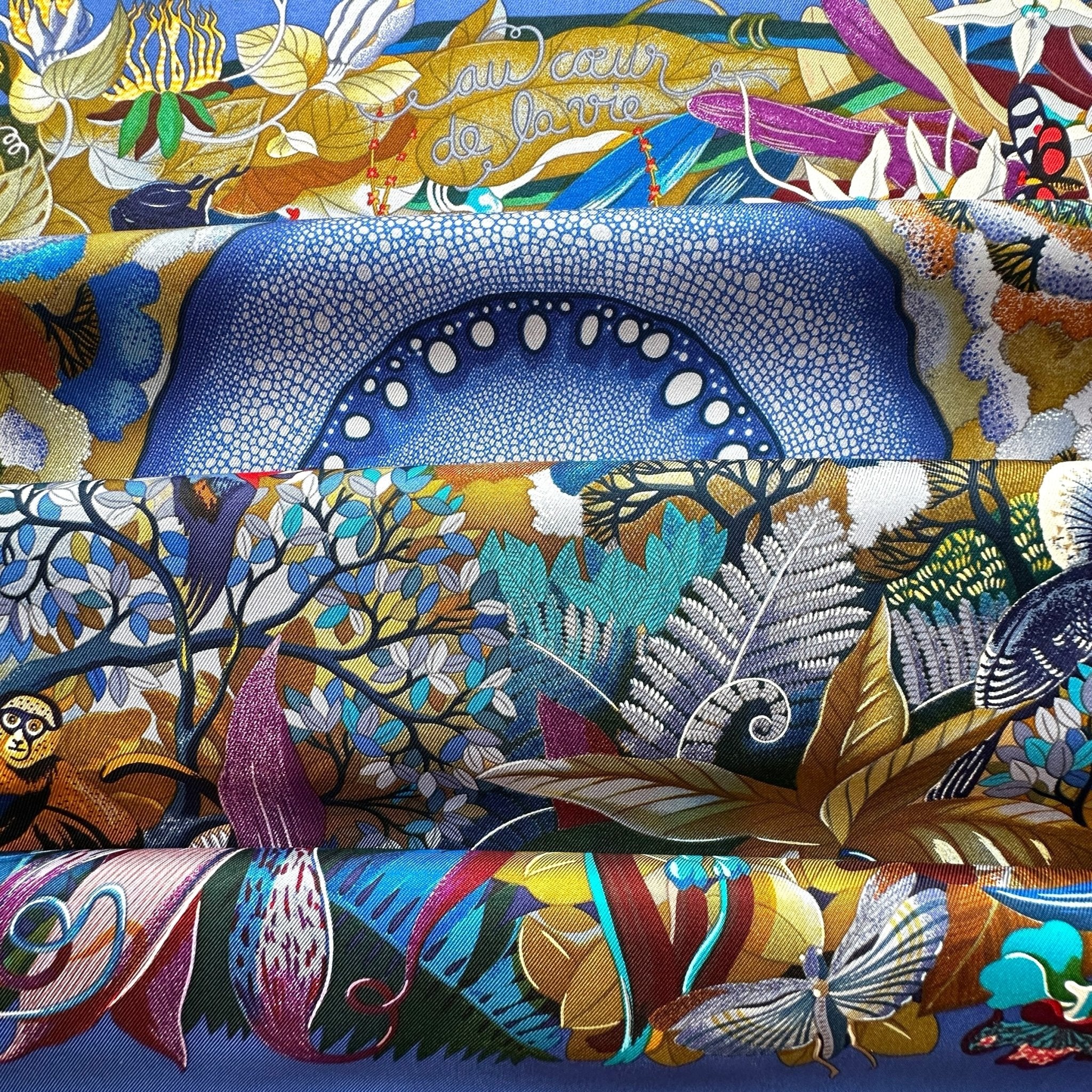 Carré Hermès Au Cœur de la Vie bleu – vue du foulard porté