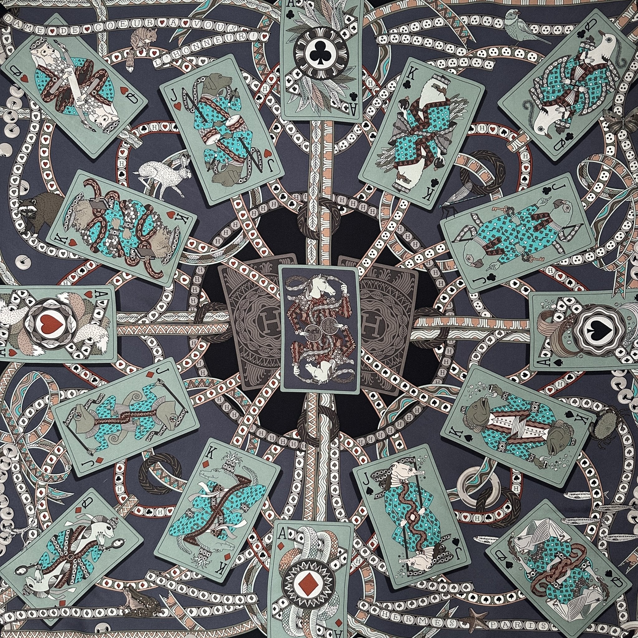 foulard hermes avec des dessins de cartes a jouer