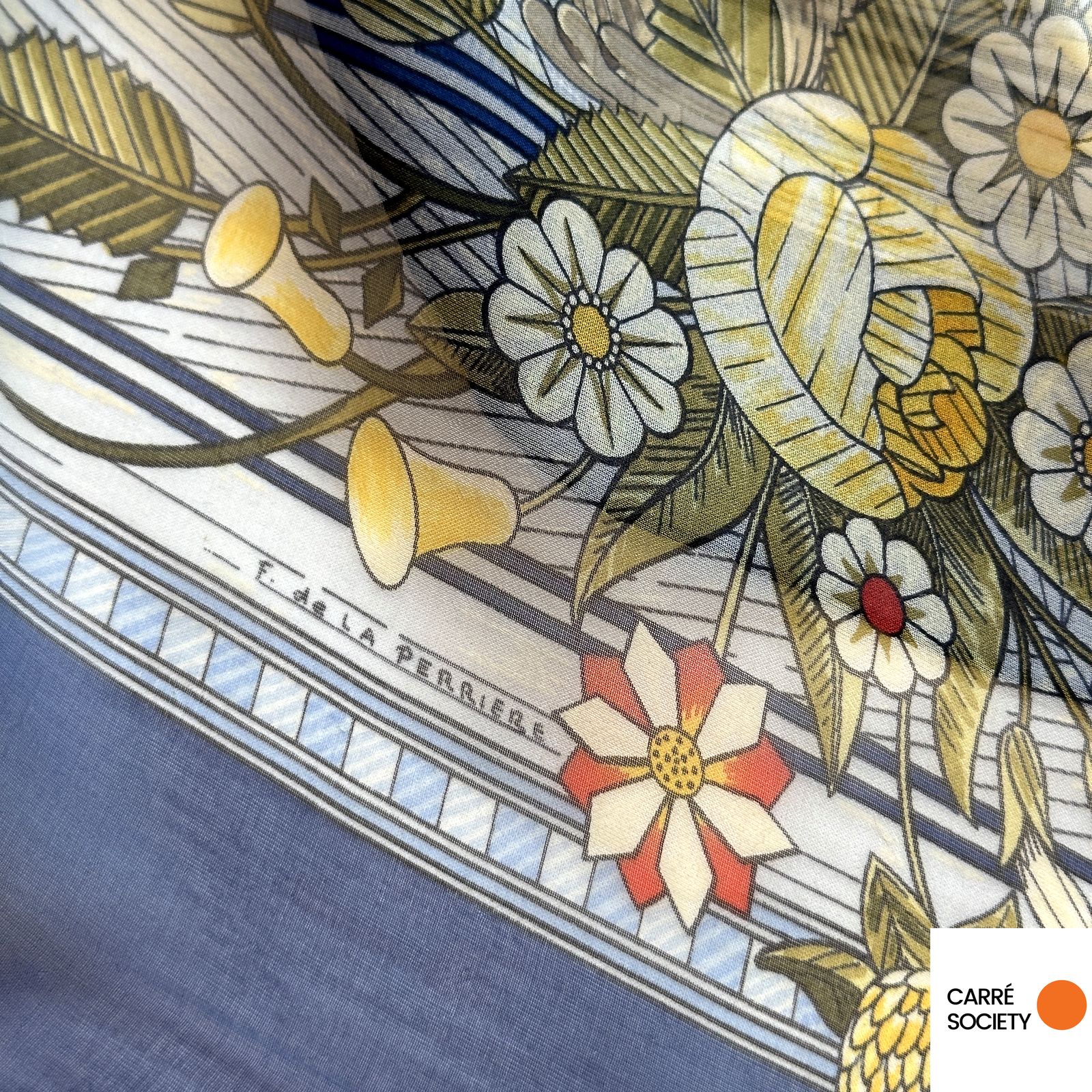 Signature F. de la Perrière sur le motif floral du foulard Hermès Jeux de Paille en voile de soie