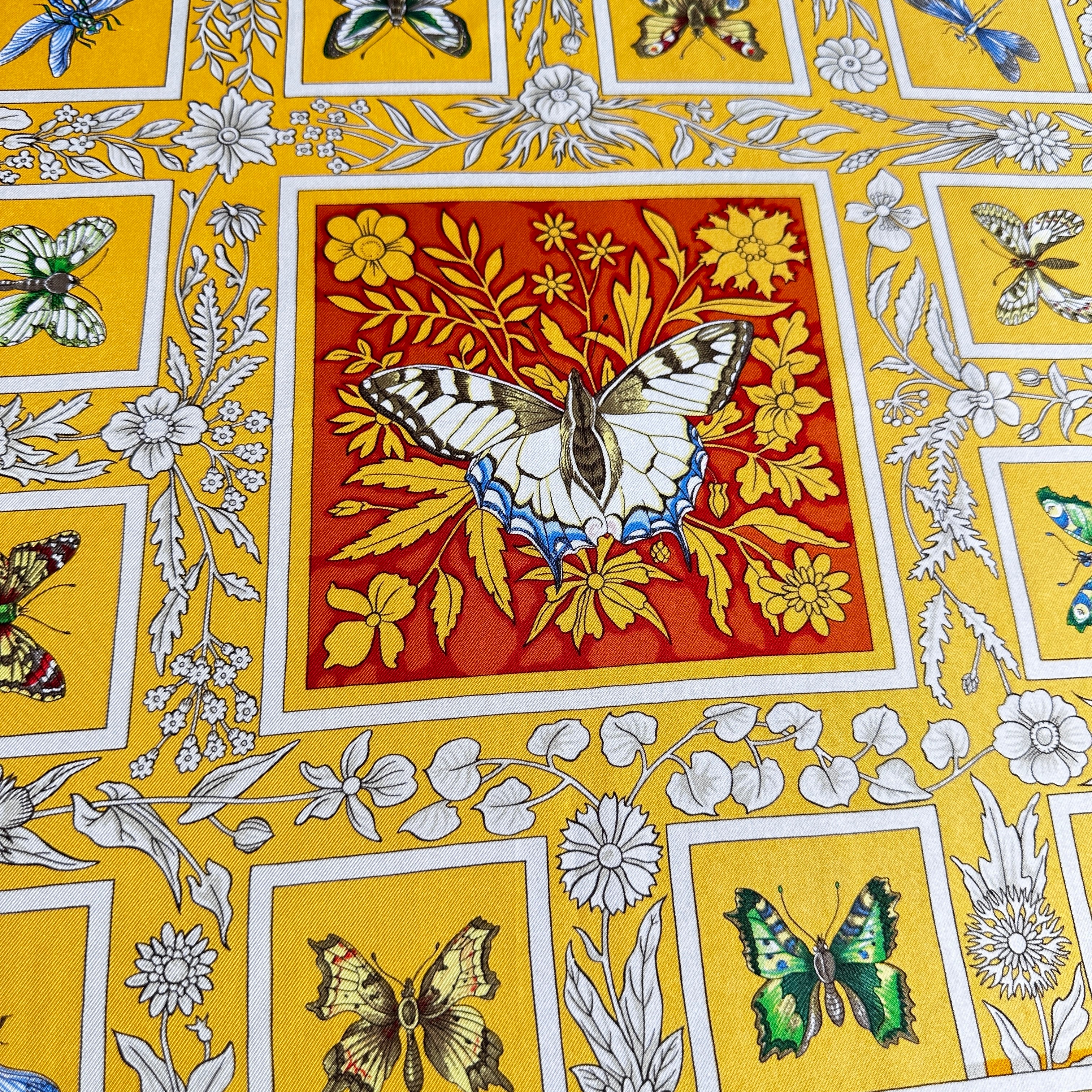 foulard-hermes-joyaux-de-l-ete-centre