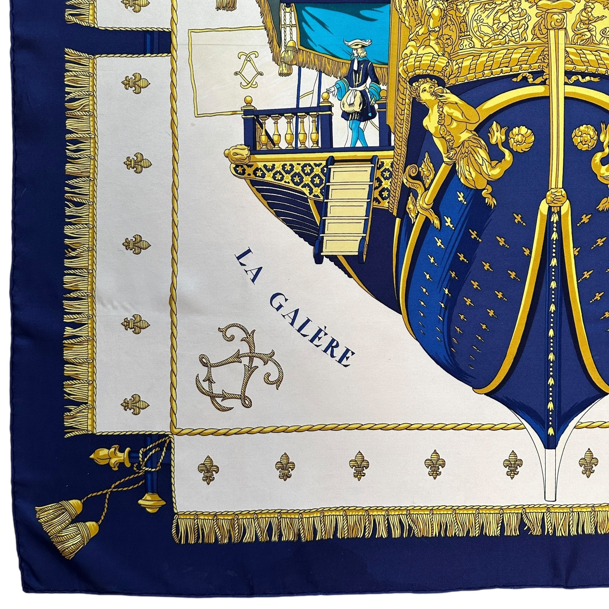 foulard carré hermès la réale bleu marine or sur fond blanc