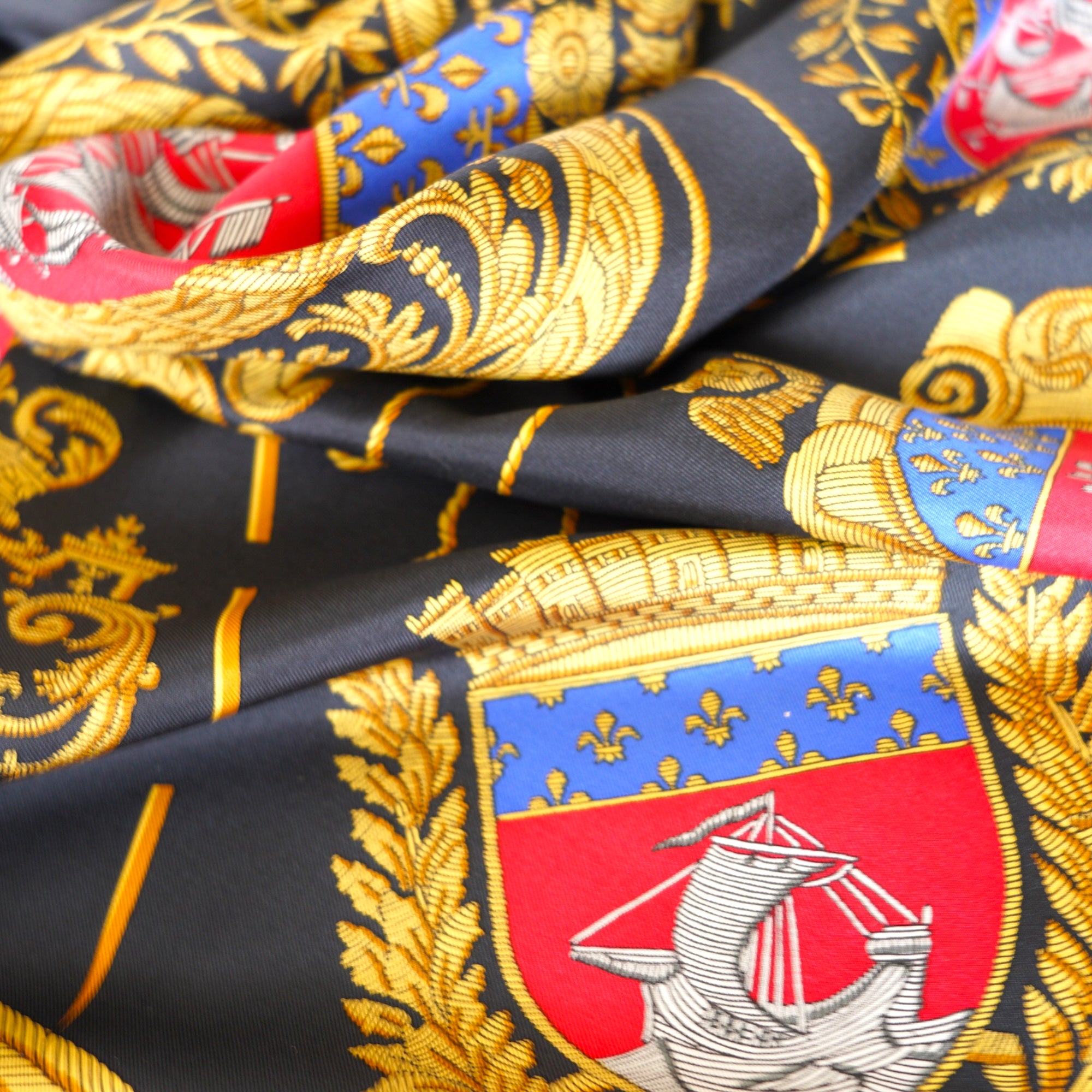 foulard-hermes-les-armes-de-paris-porté
