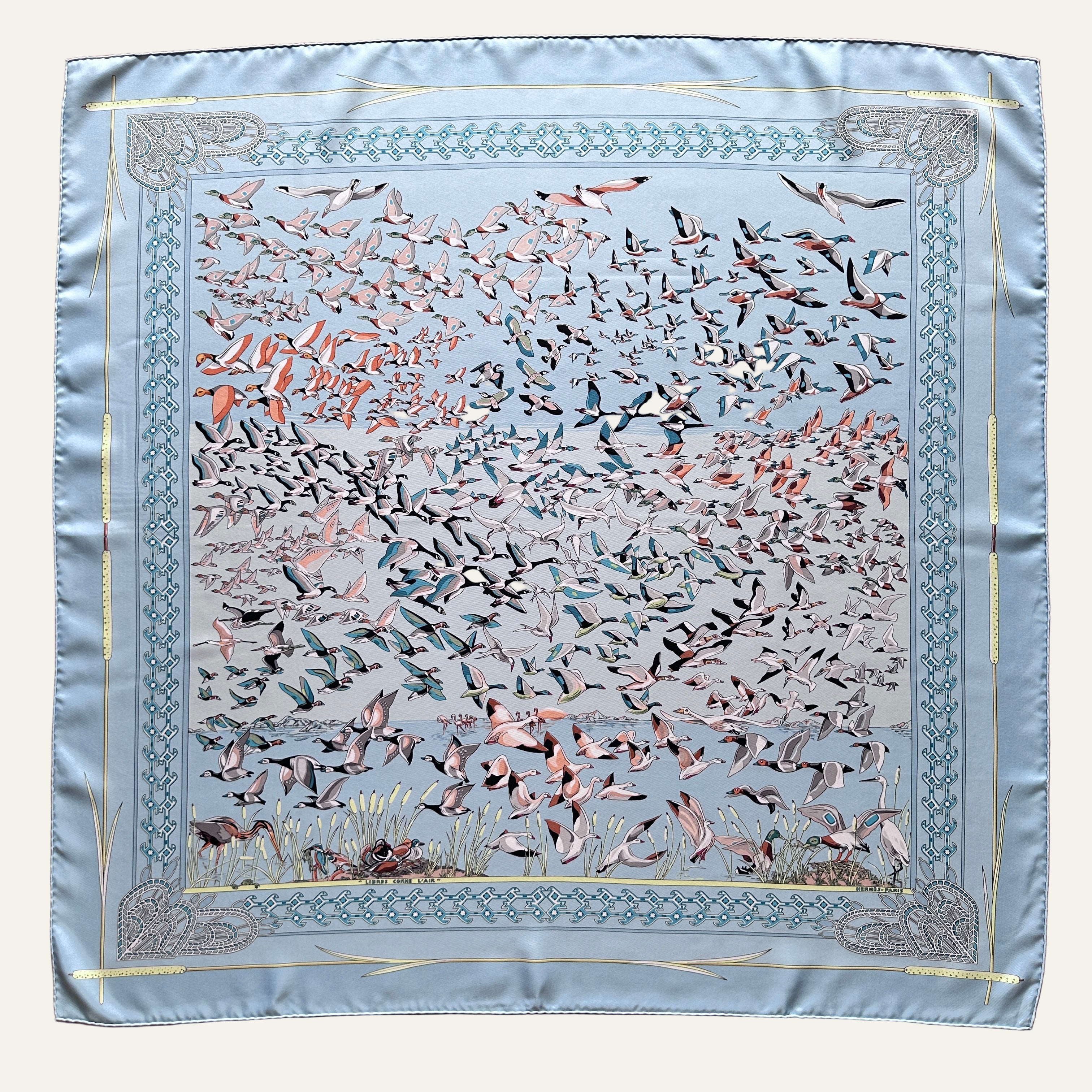 Foulard Hermès Libres comme l'air en soie bleu ciel vue d'ensemble, édition 2003.