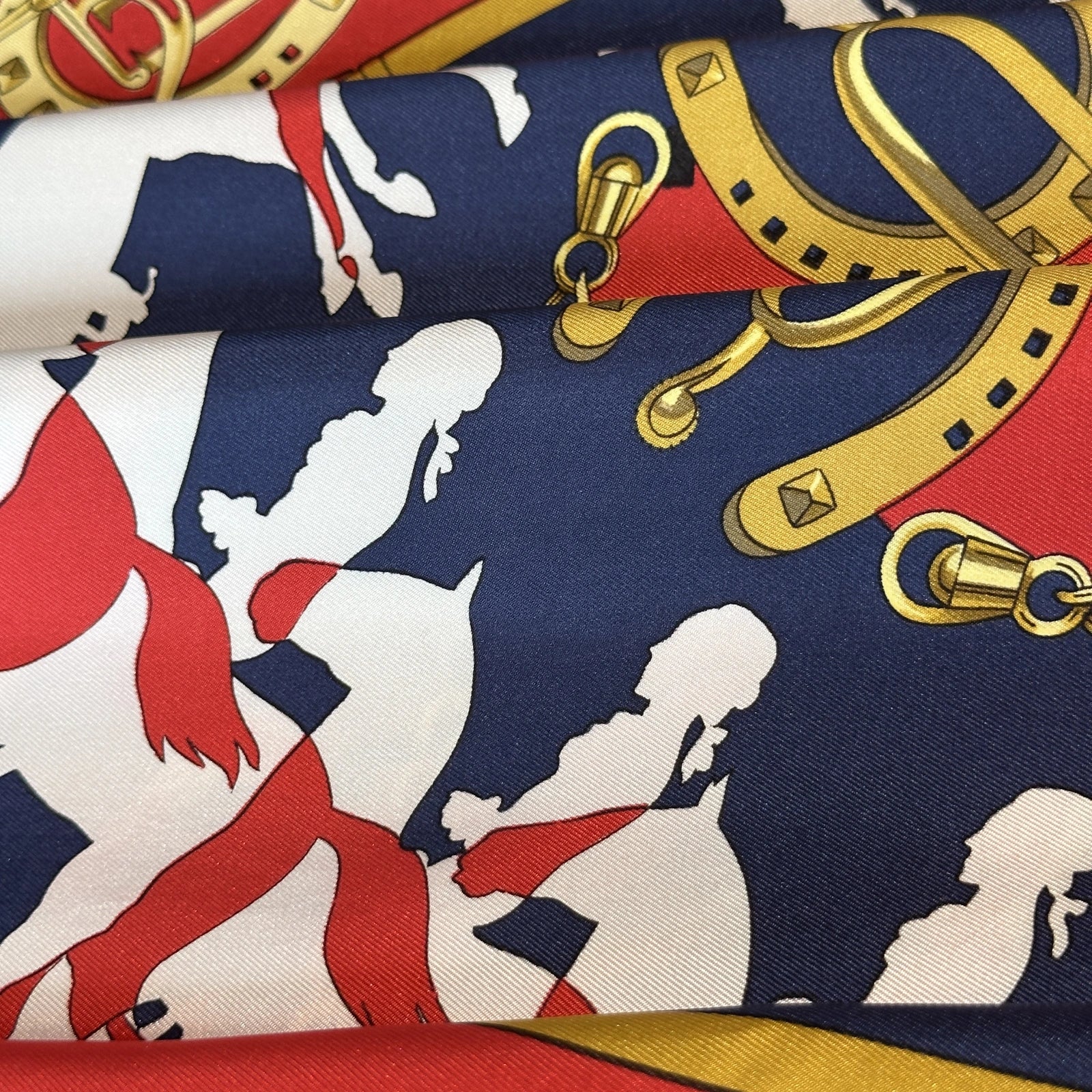 Zoom sur motif cavaliers en mouvement – Hermès "Manège"