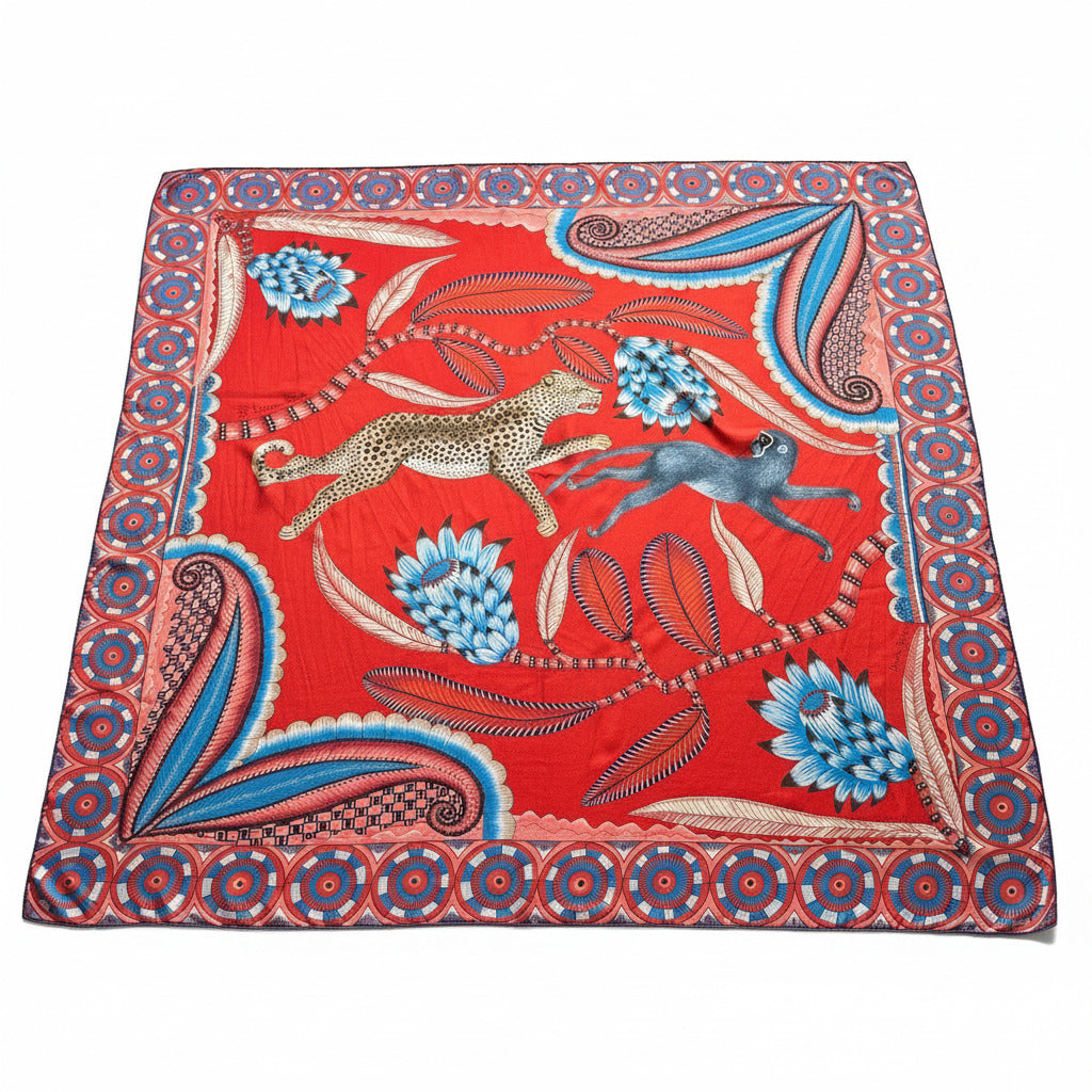 Châle Hermès 140 cm "The Savana Dance" par Ardmore Artists – Couleur dominante rouge et turquoise.