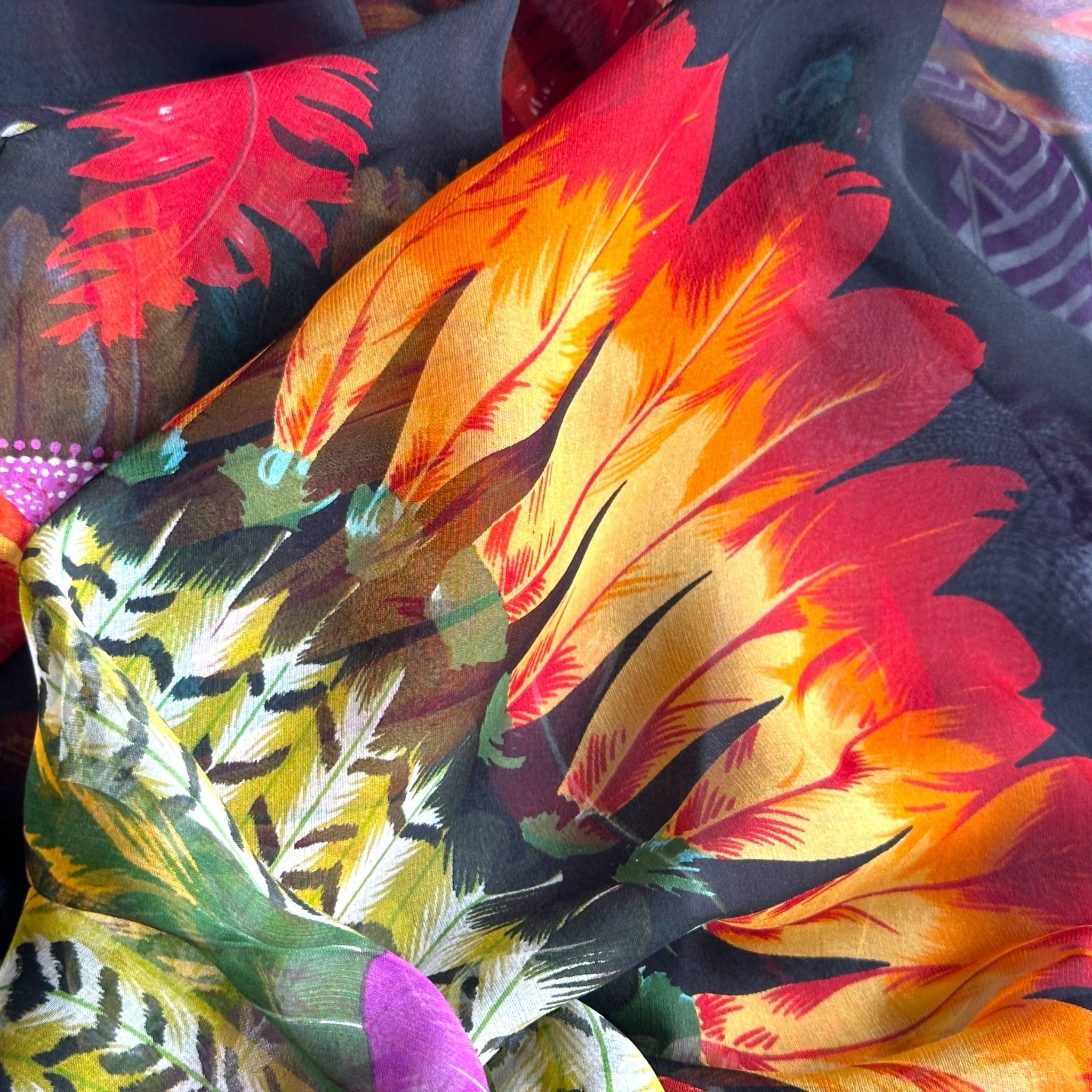 Détail du motif : palmes et plumes oranges