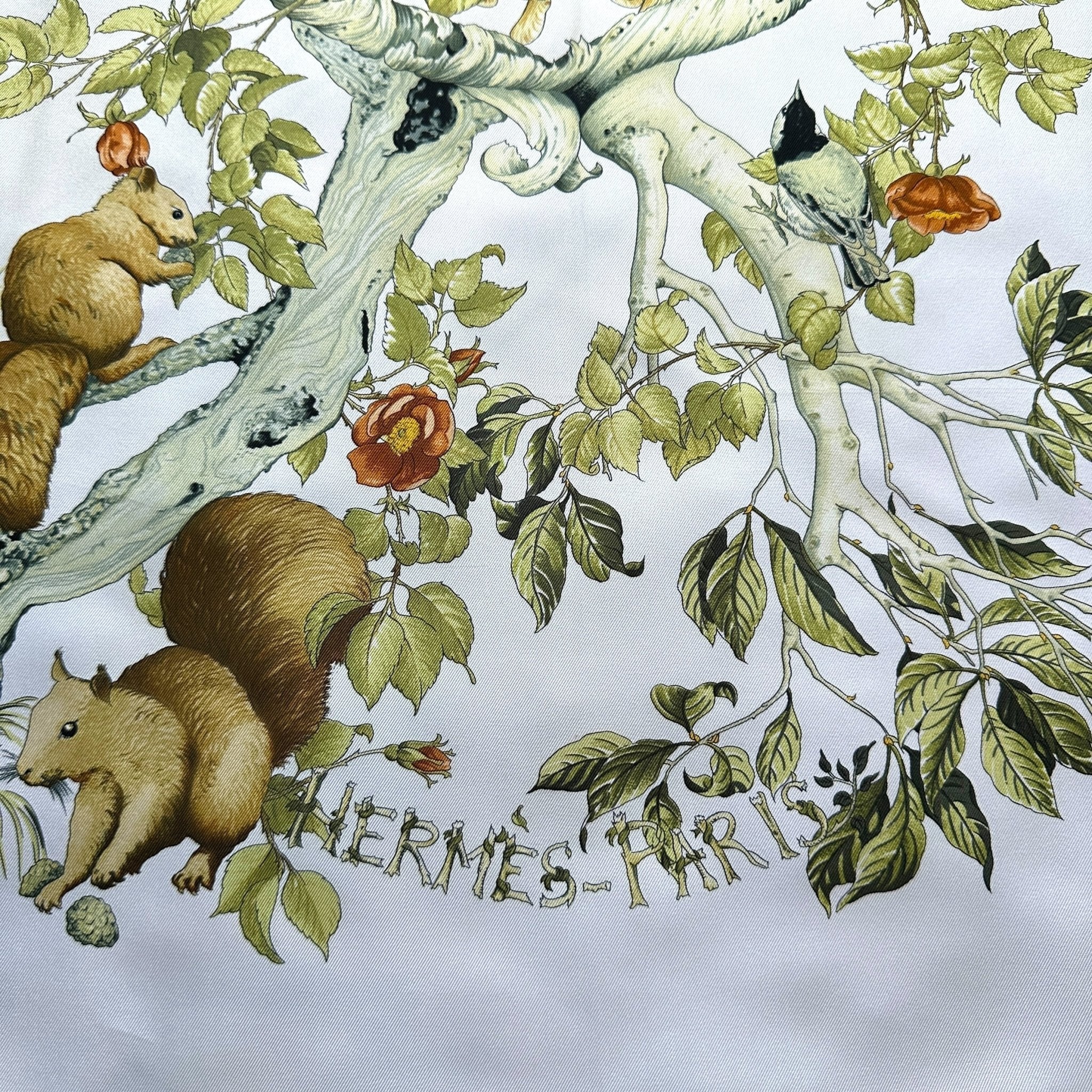 Signature Hermès Paris intégrée au motif