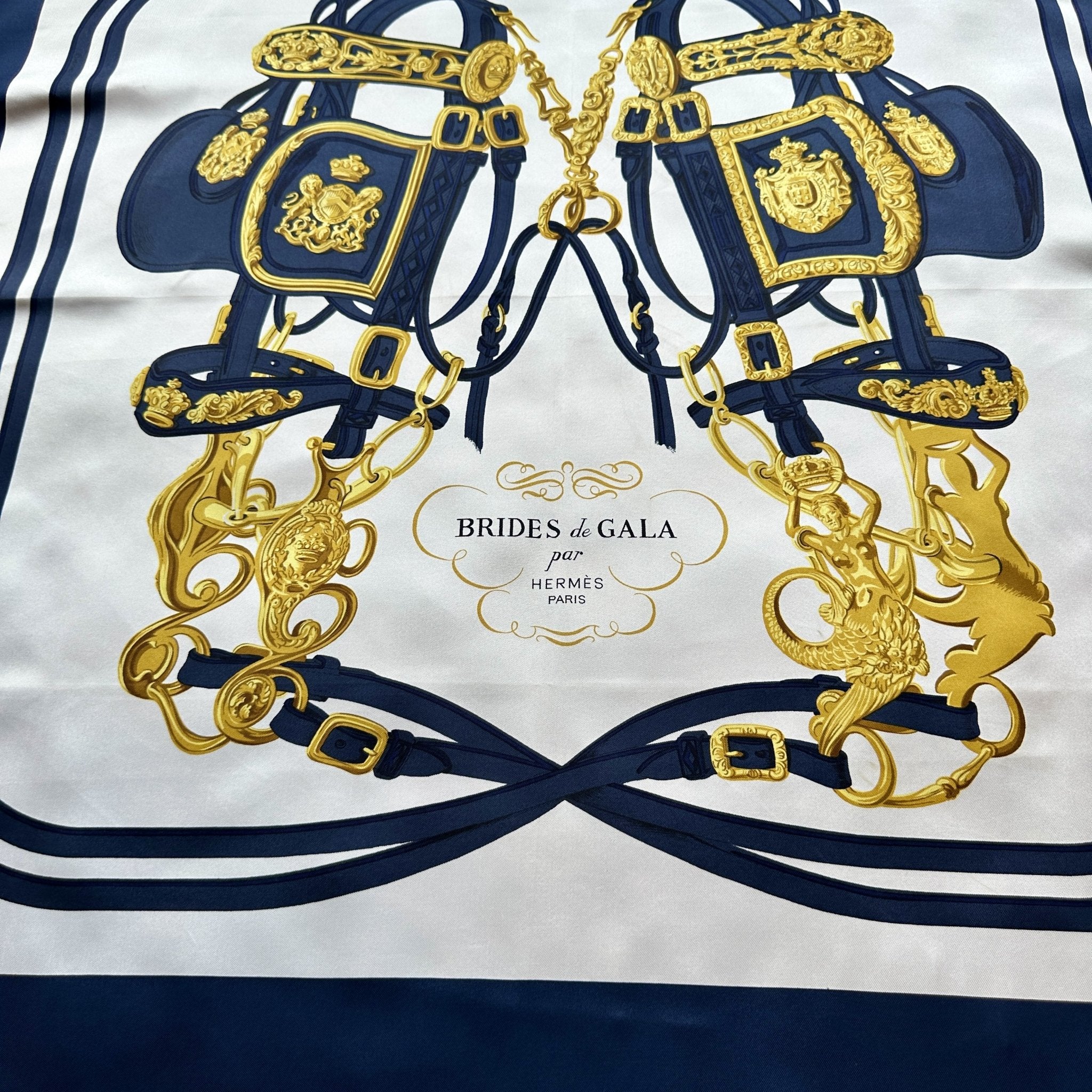 Nom du modèle "Brides de gala" inscrit sur la soie Hermès