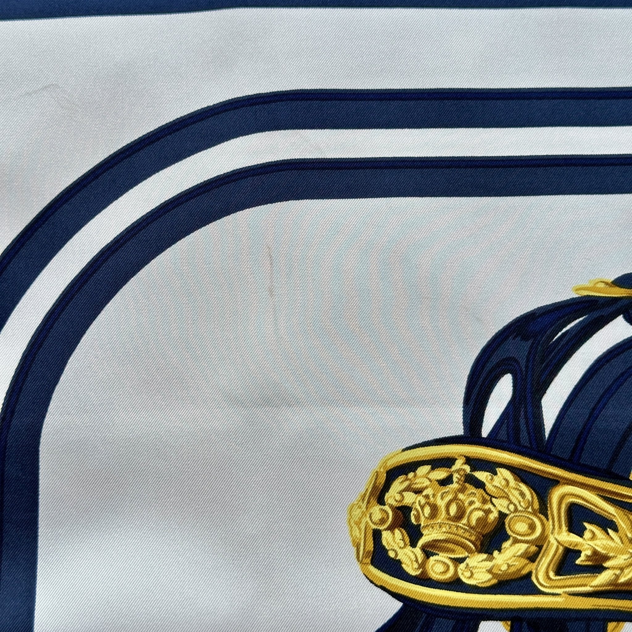 Zoom sur la bordure bleu marine et le roulotté main