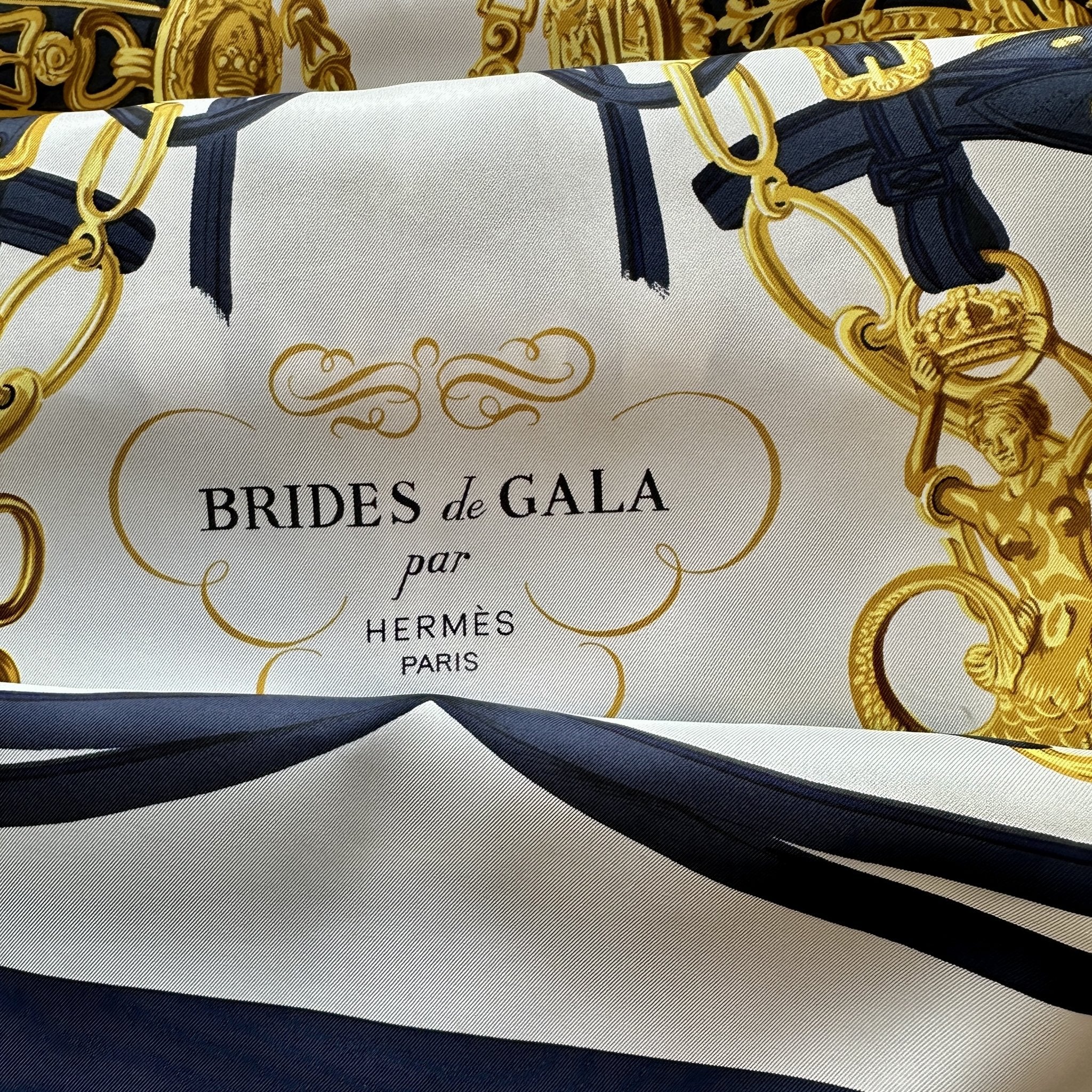 Logo copyright Hermès visible sur le motif