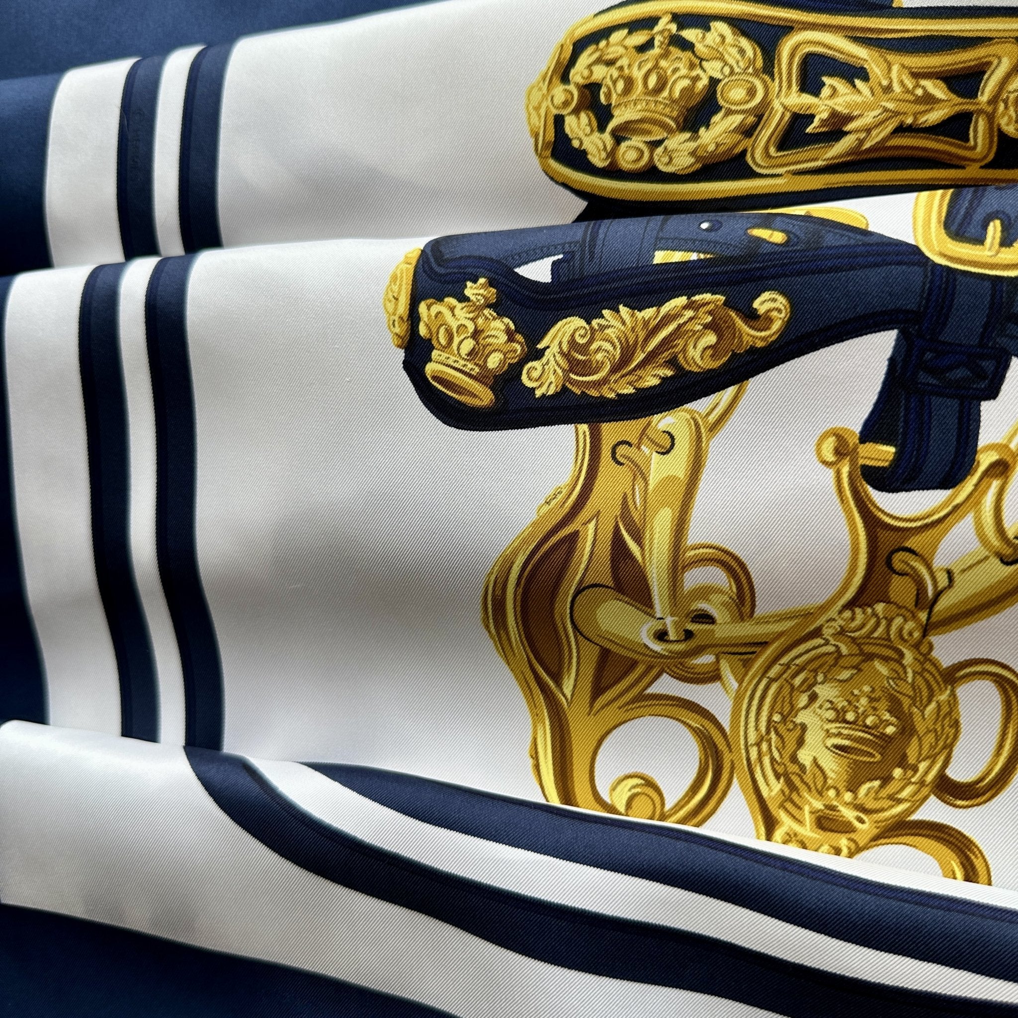 Zoom sur la bordure bleu marine et le roulotté main