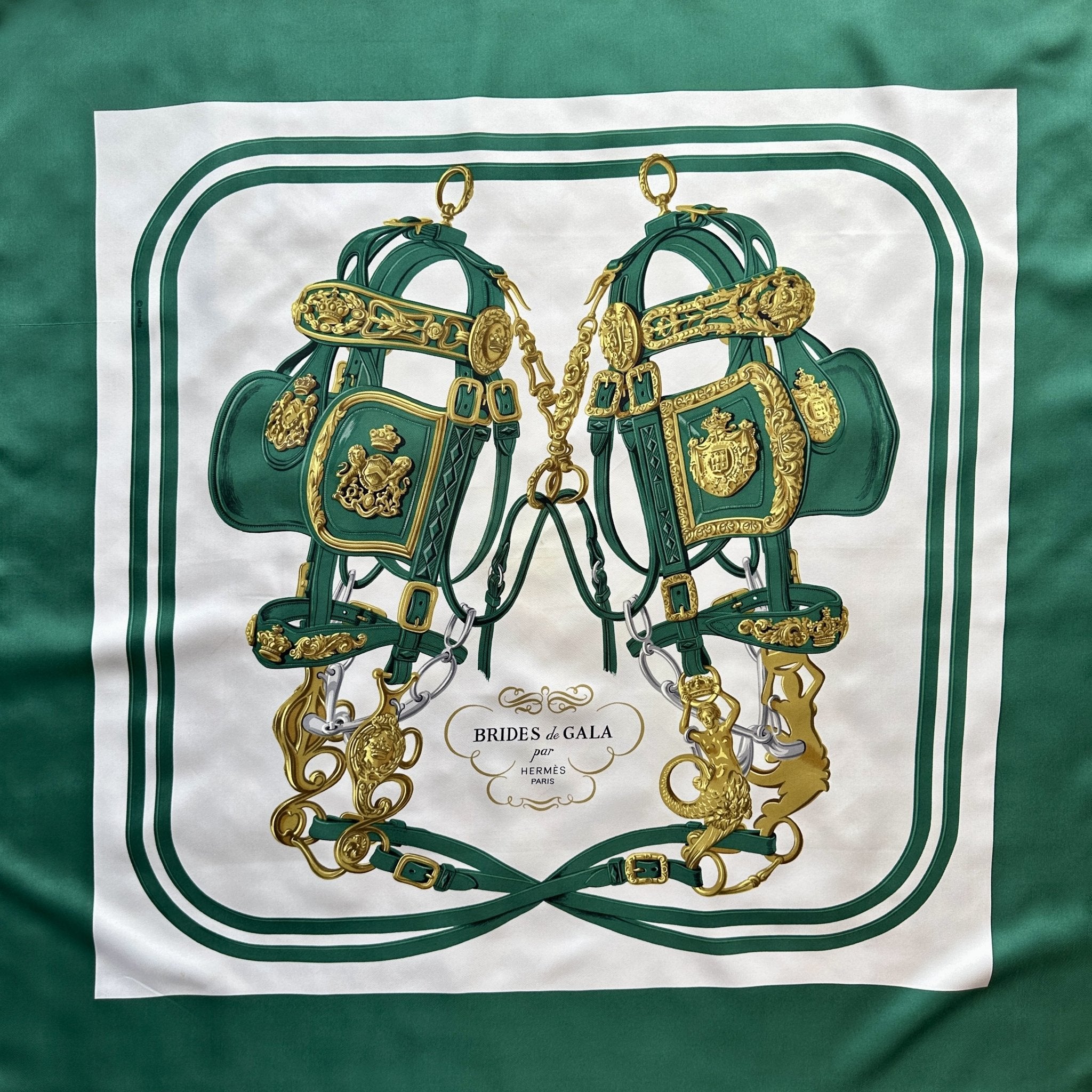 Foulard Hermès Brides de gala 90 cm – Vue d’ensemble, bord vert
