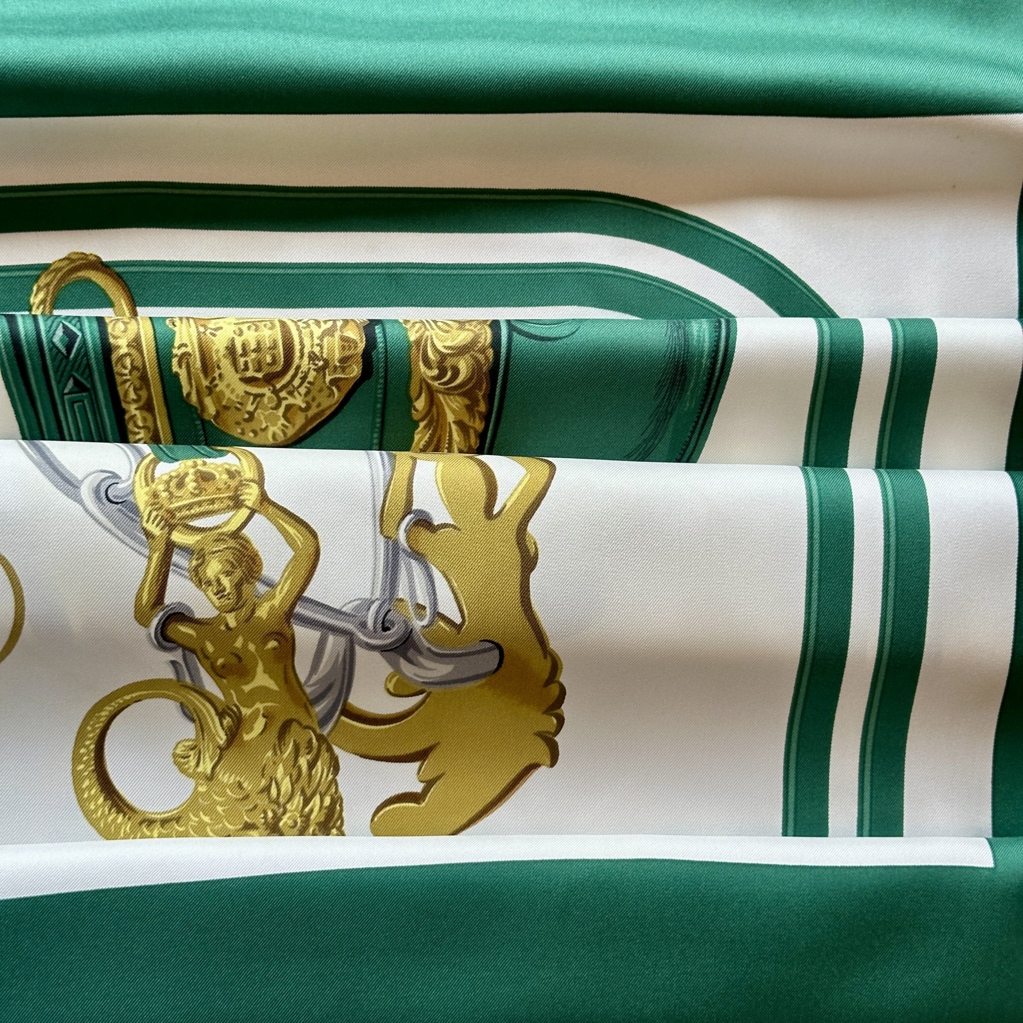 Détail des brides dorées et motifs équestres