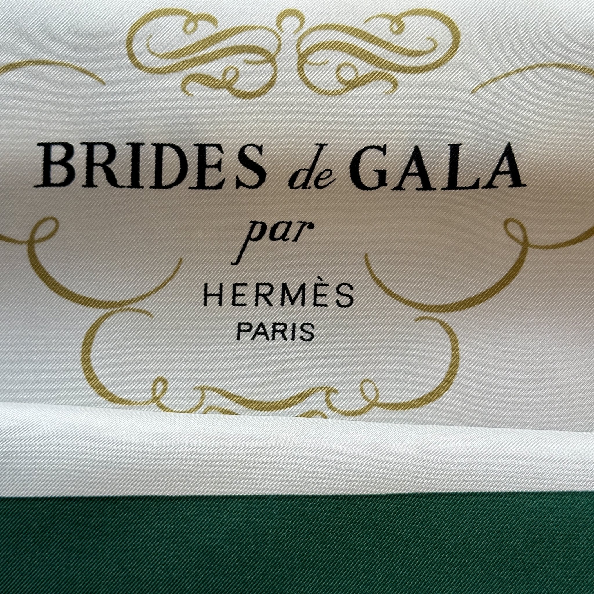 Zoom sur les teintes vert profond et or