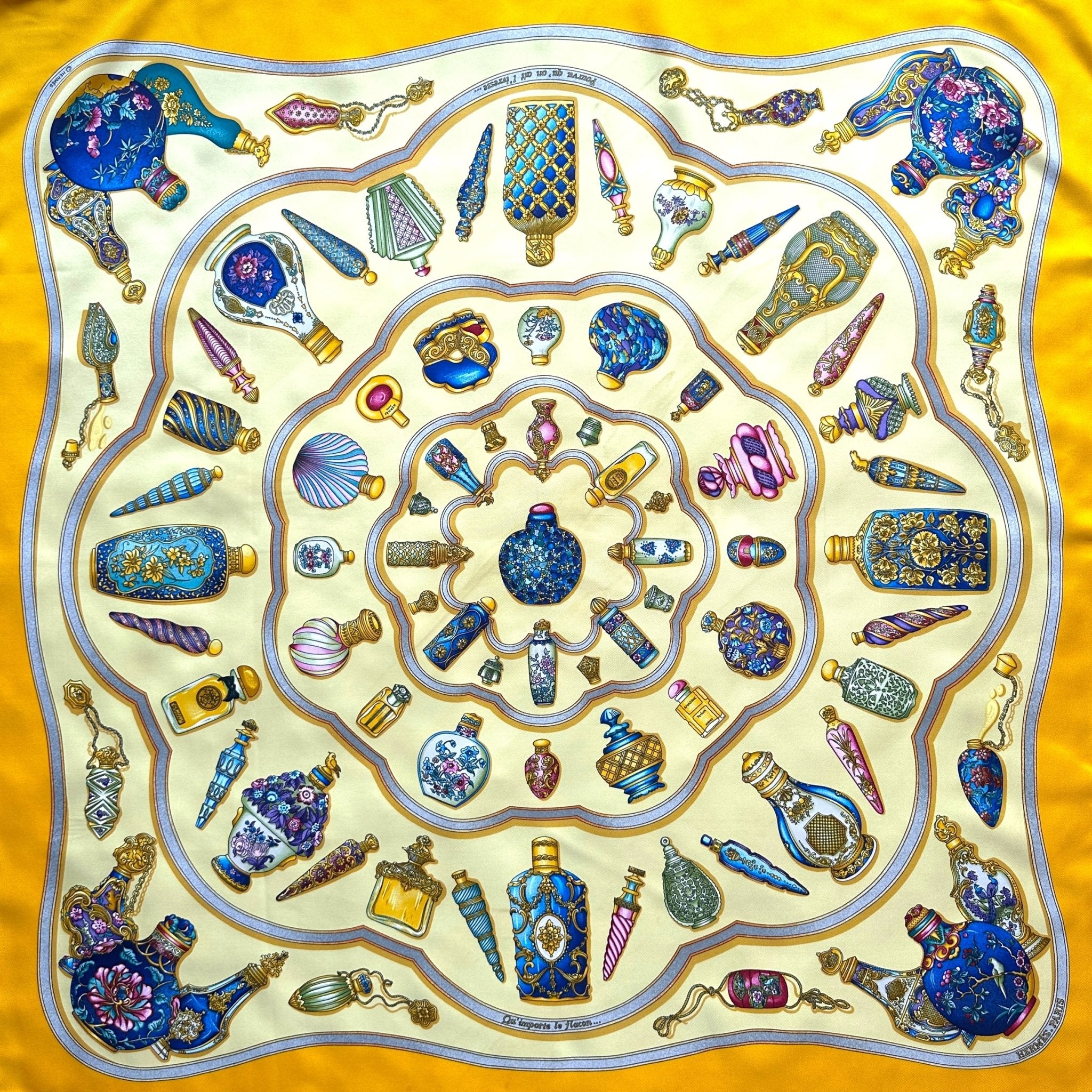 Foulard Hermès Flacons 90 cm – Vue d’ensemble, bord jaune