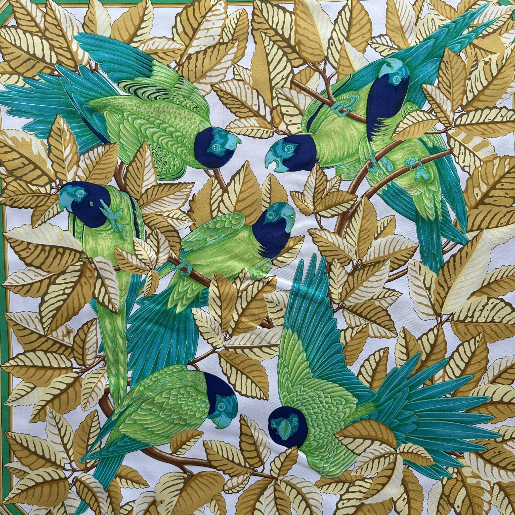 Présentation complète du carré à plat, fond blanc lumineux