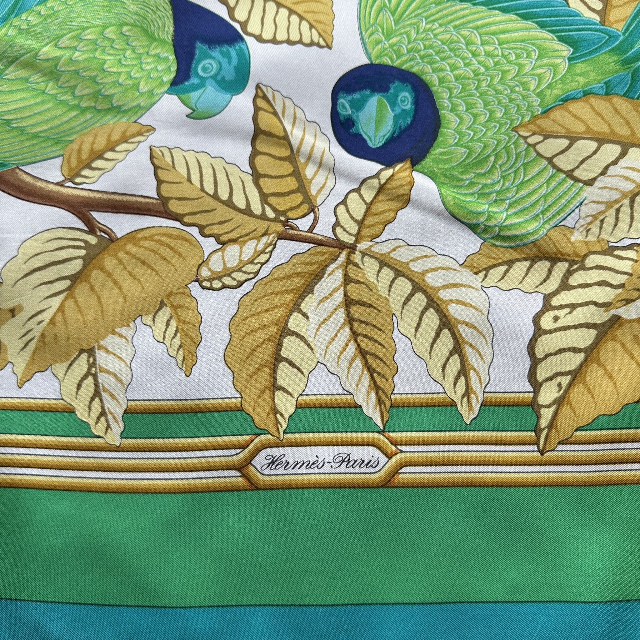 Signature Hermès Paris intégrée dans le motif