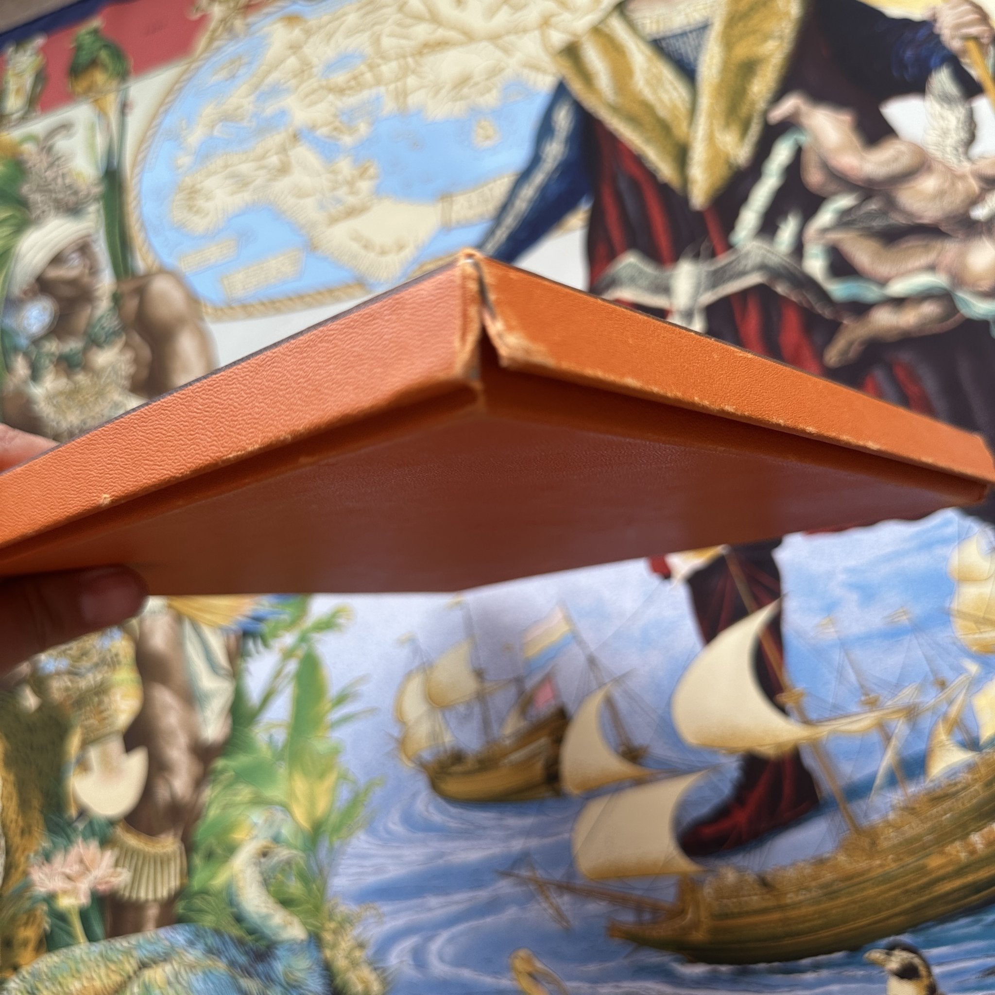 présentation d'un coin abîmé de la boîte Hermès