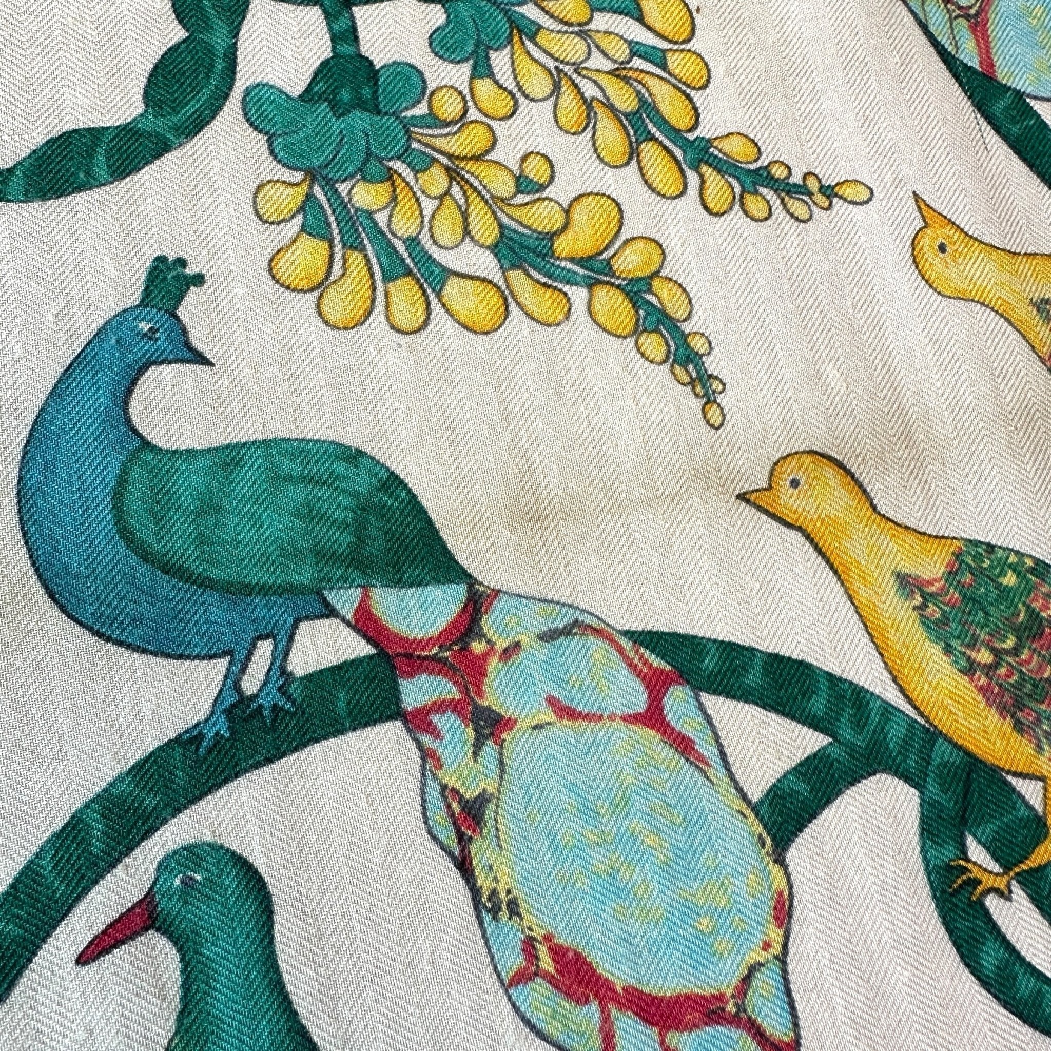 détail du dessin d'un paon et d'oiseaux