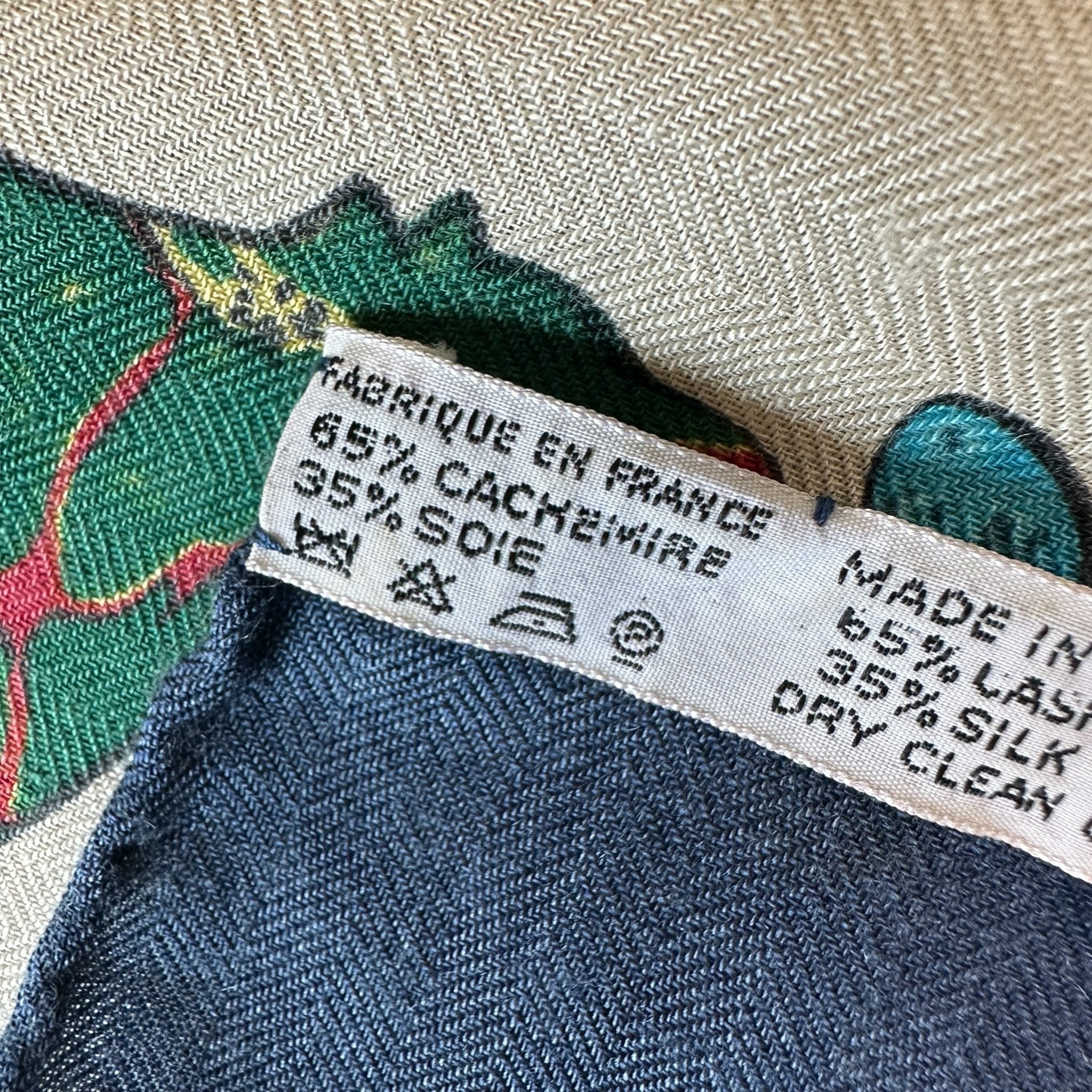 zoom sur l'étiquette de composition en cachemire et soie