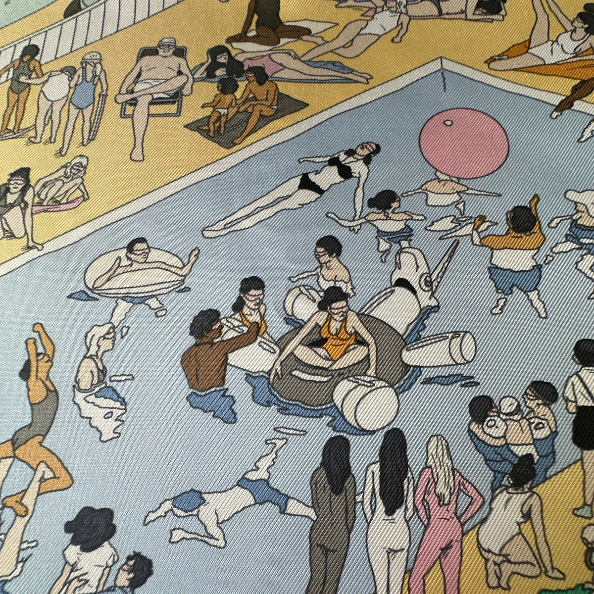 Carré Hermès On the Beach Ugo Bienvenu 90 cm soie, détail piscines, palmiers et cabines de plage