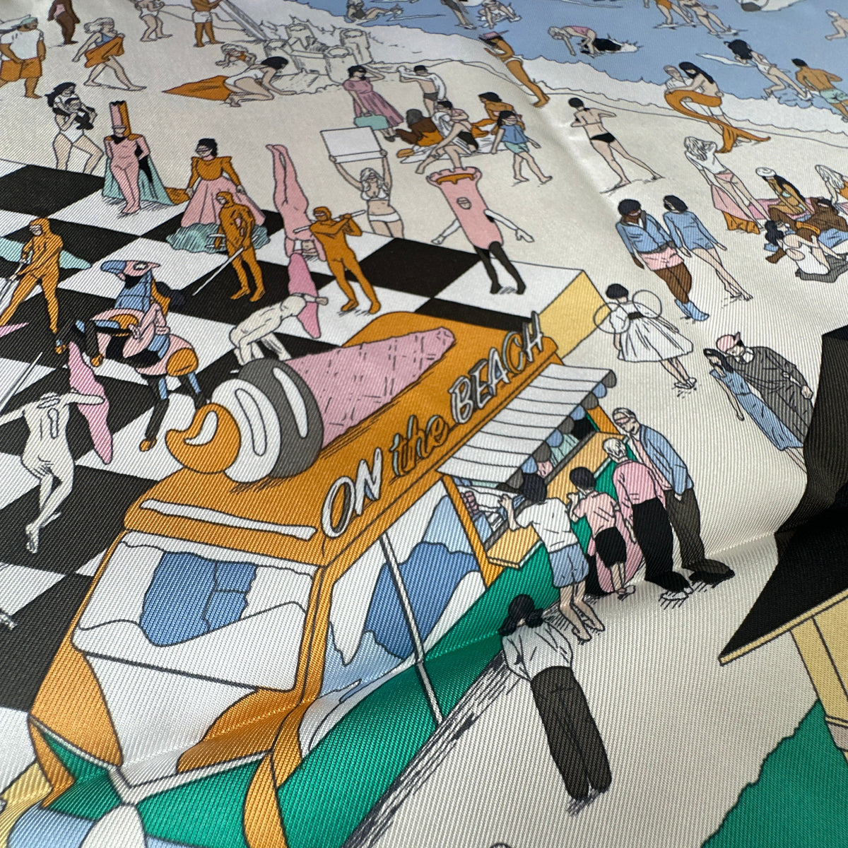 Carré Hermès On the Beach Ugo Bienvenu 90 cm soie, détail du van On the Beach et vacanciers