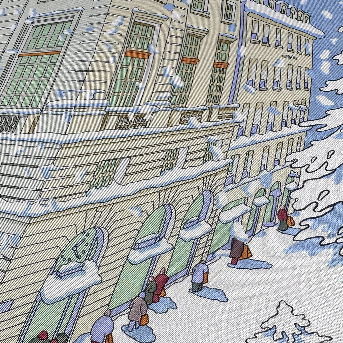 Carré Hermès Noël au 24 Faubourg Rybaltchenko 90 cm soie bleu ciel, façade et passants dans la neige