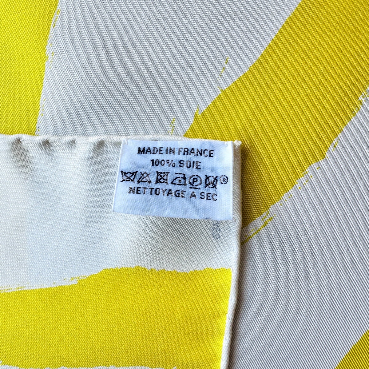 Carré Hermès Rosace János Ber 90 cm soie, étiquette de composition Made in France 100 % soie