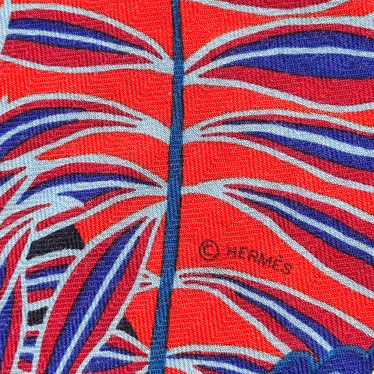 Châle Hermès The Three Graces Alice Shirley 140 cm cachemire et soie, copyright Hermès dans les palmes