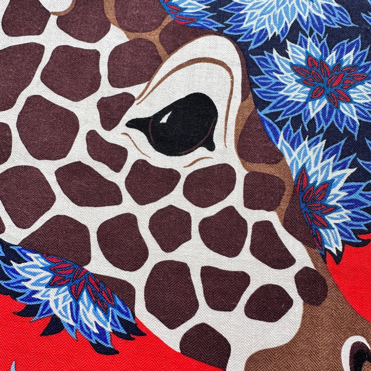 Châle Hermès The Three Graces Alice Shirley 140 cm cachemire et soie, gros plan tête de girafe