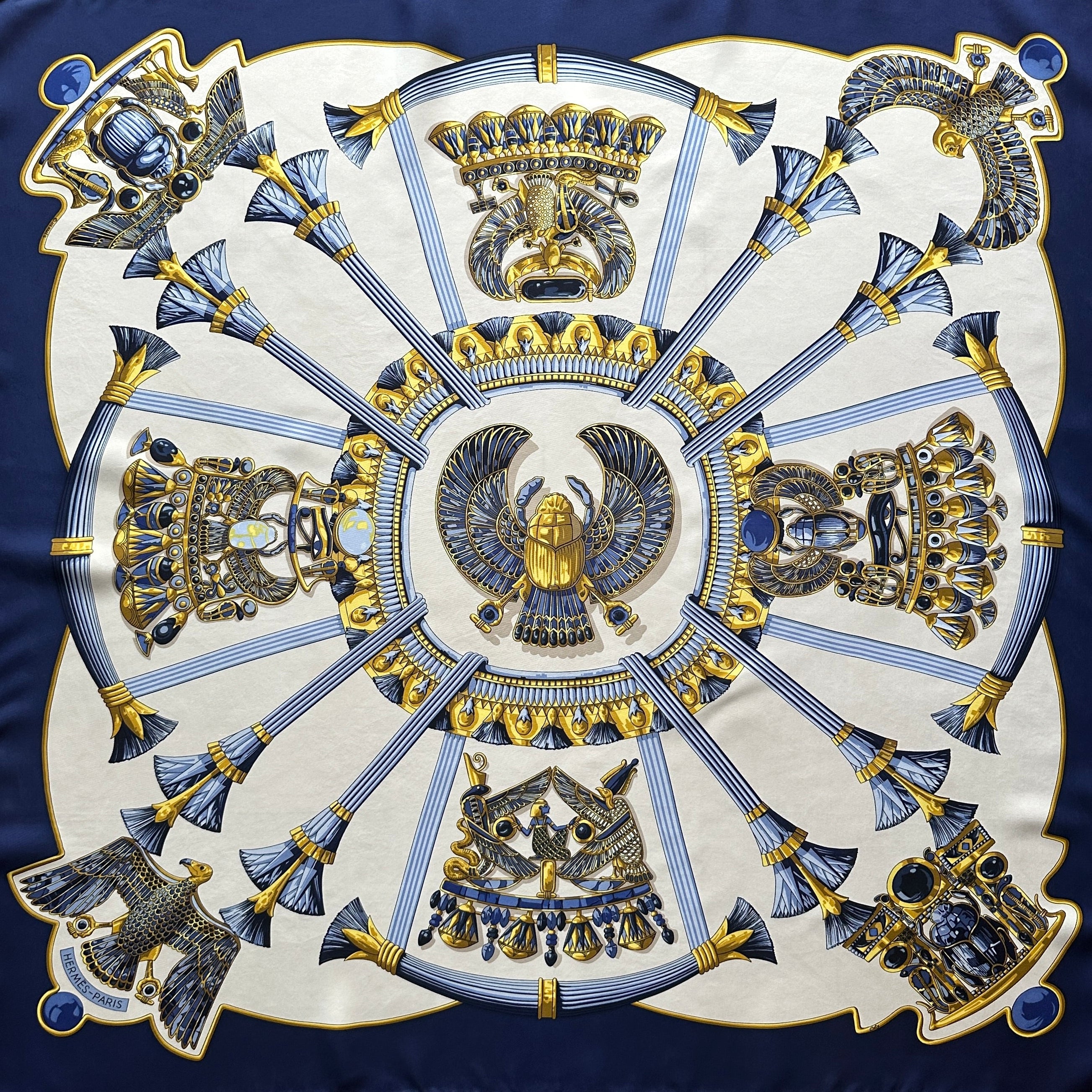 Carré Hermès Égypte – vue d’ensemble  bordure bleu marine et détails dorés